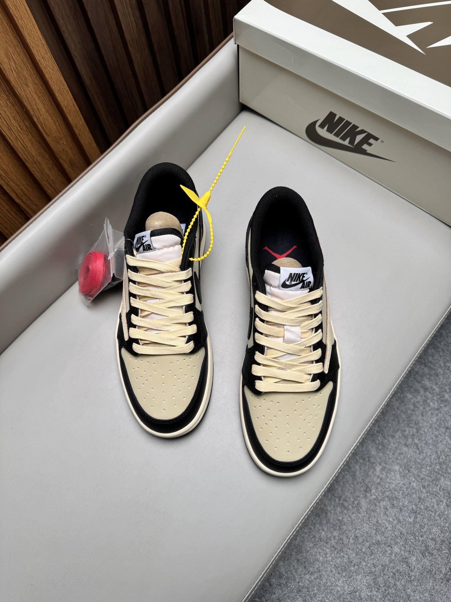 Кроссовки унисекс в стиле Travis Scott x Air Jordan 1 Low молочно-чёрного цвета