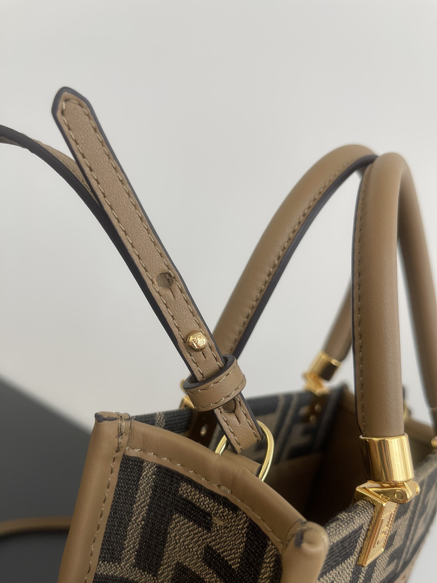 Сумка-тоут женская в стиле Fendi Sunshine коричневого цвета