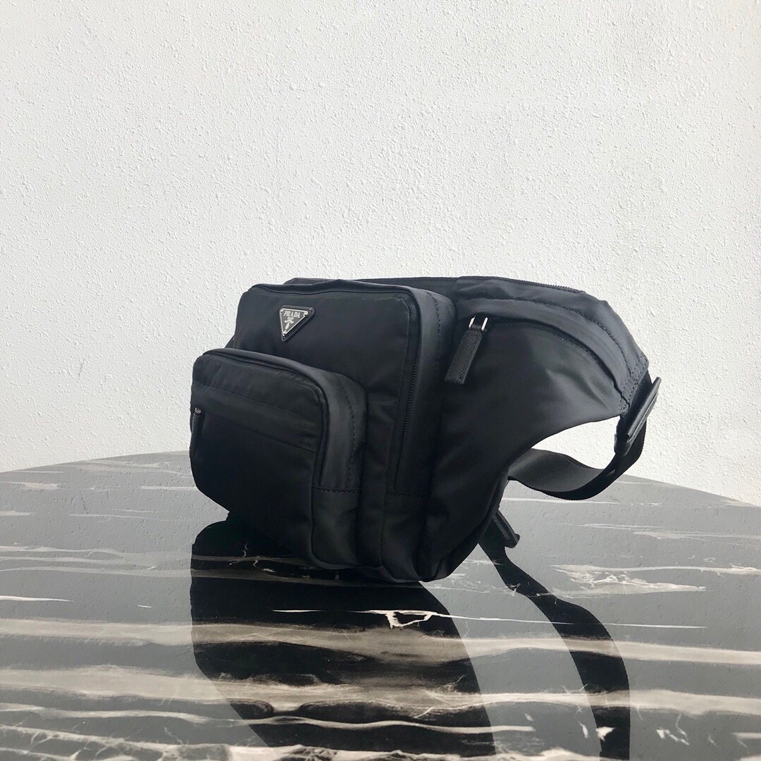 Сумка поясная мужская в стиле Prada Re-Nylon чёрного цвета с несколькими карманами