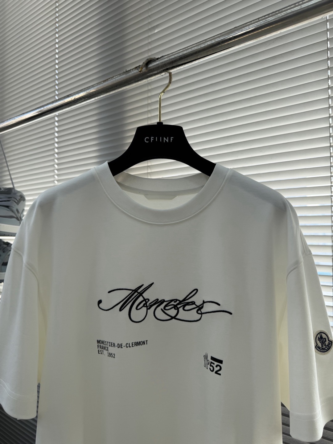 Футболка мужская в стиле Moncler с принтом белого цвета