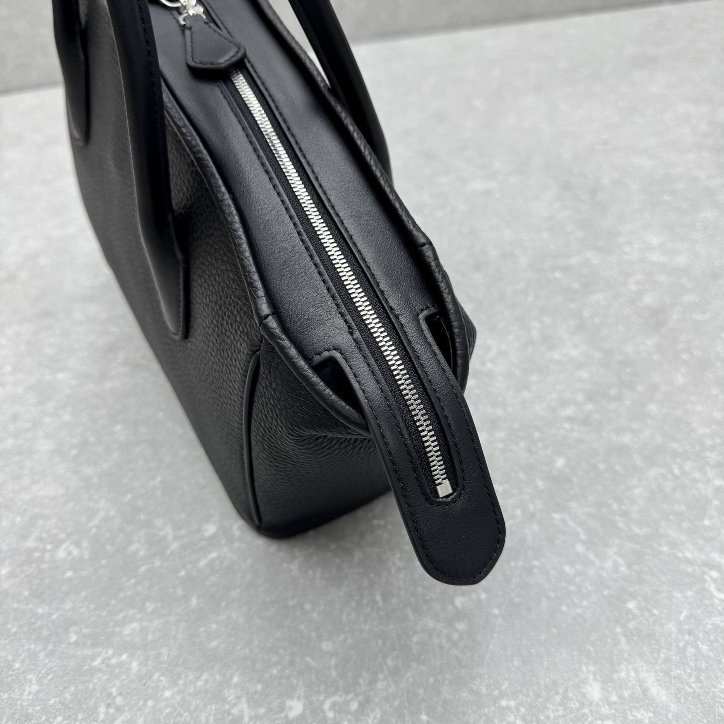 Сумка-тоут женская в стиле The Row EWA чёрного цвета