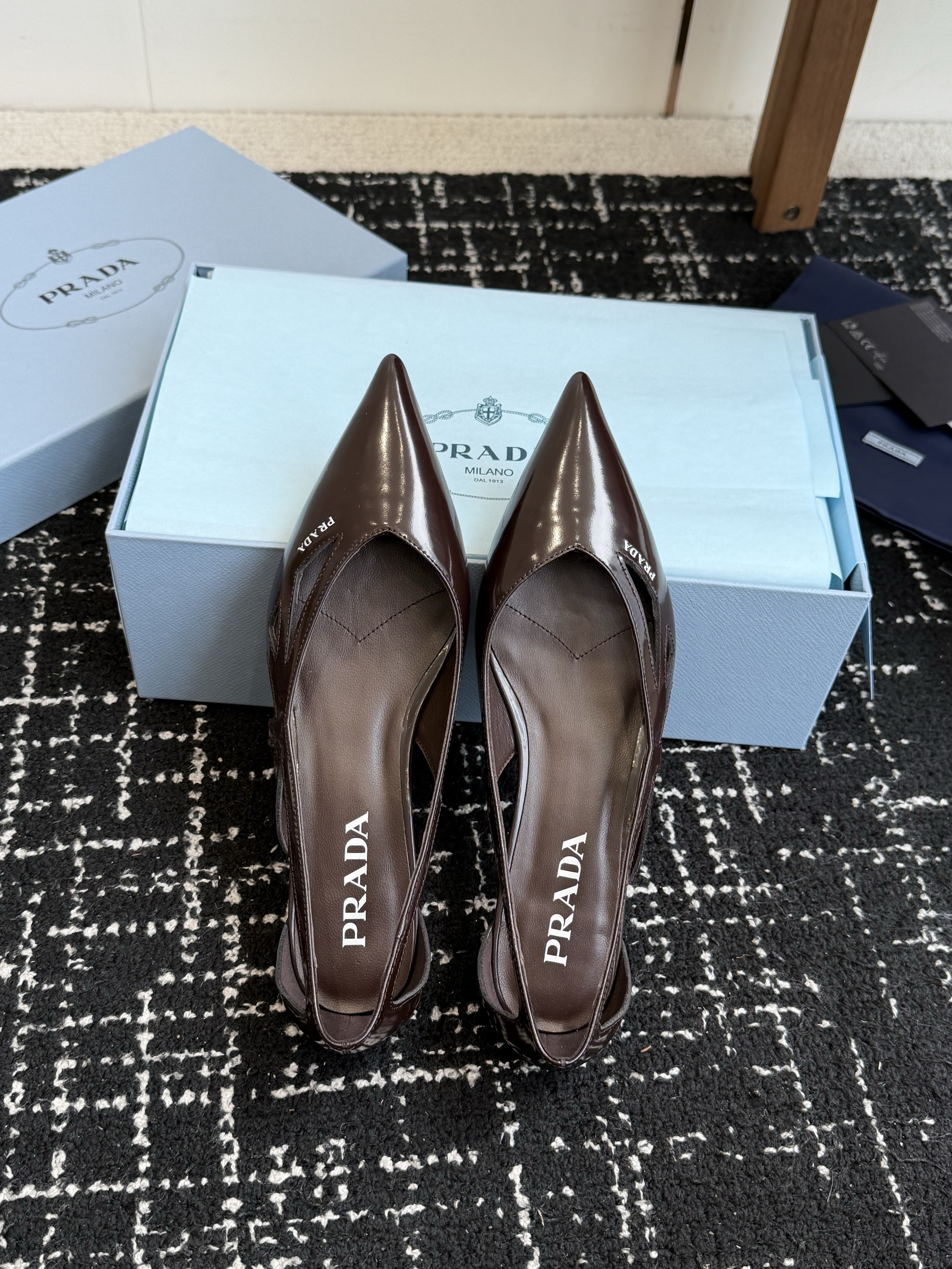 Туфли женские Prada коричневого цвета