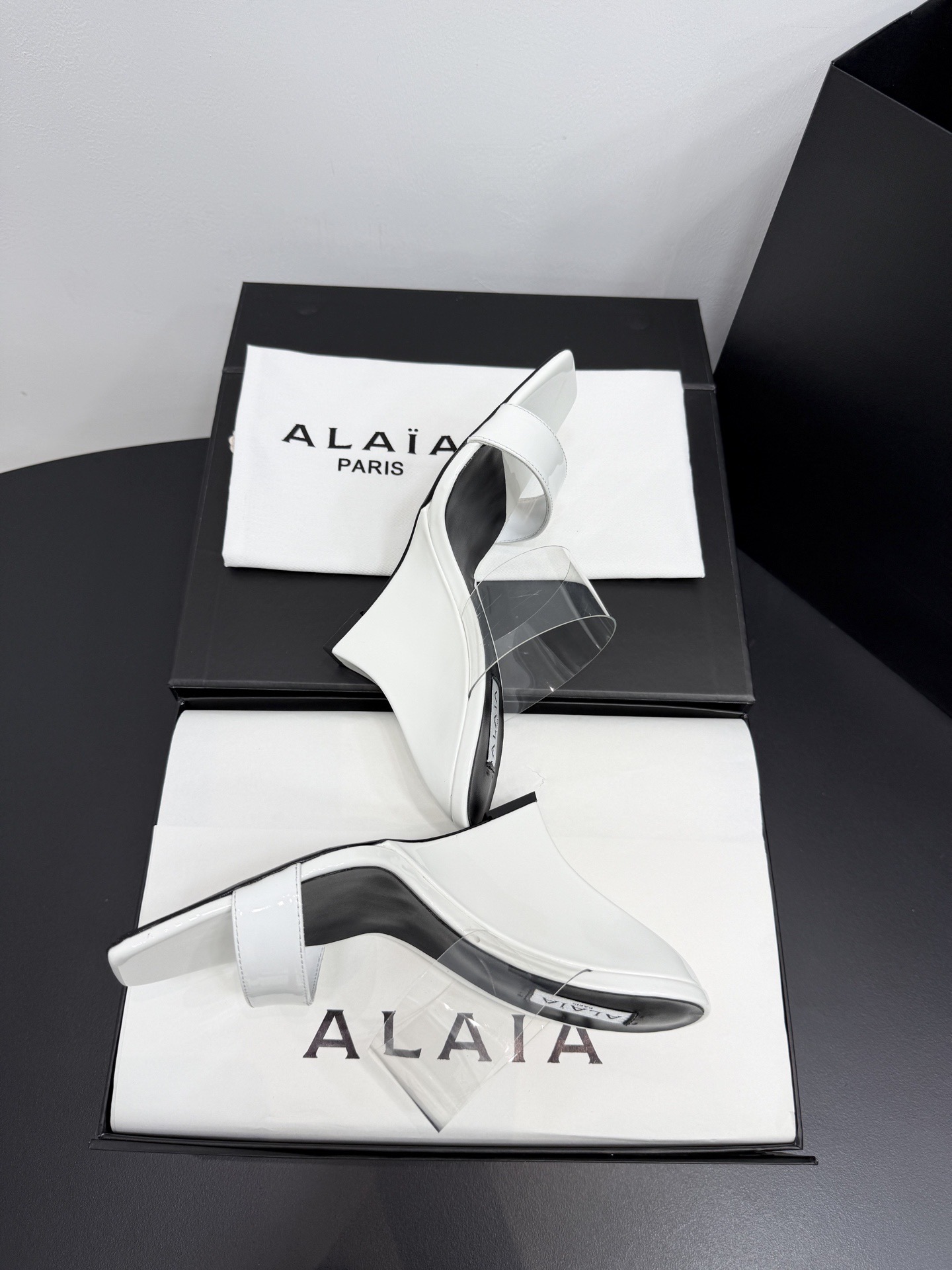 Босоножки женские в стиле Alaïa белого цвета