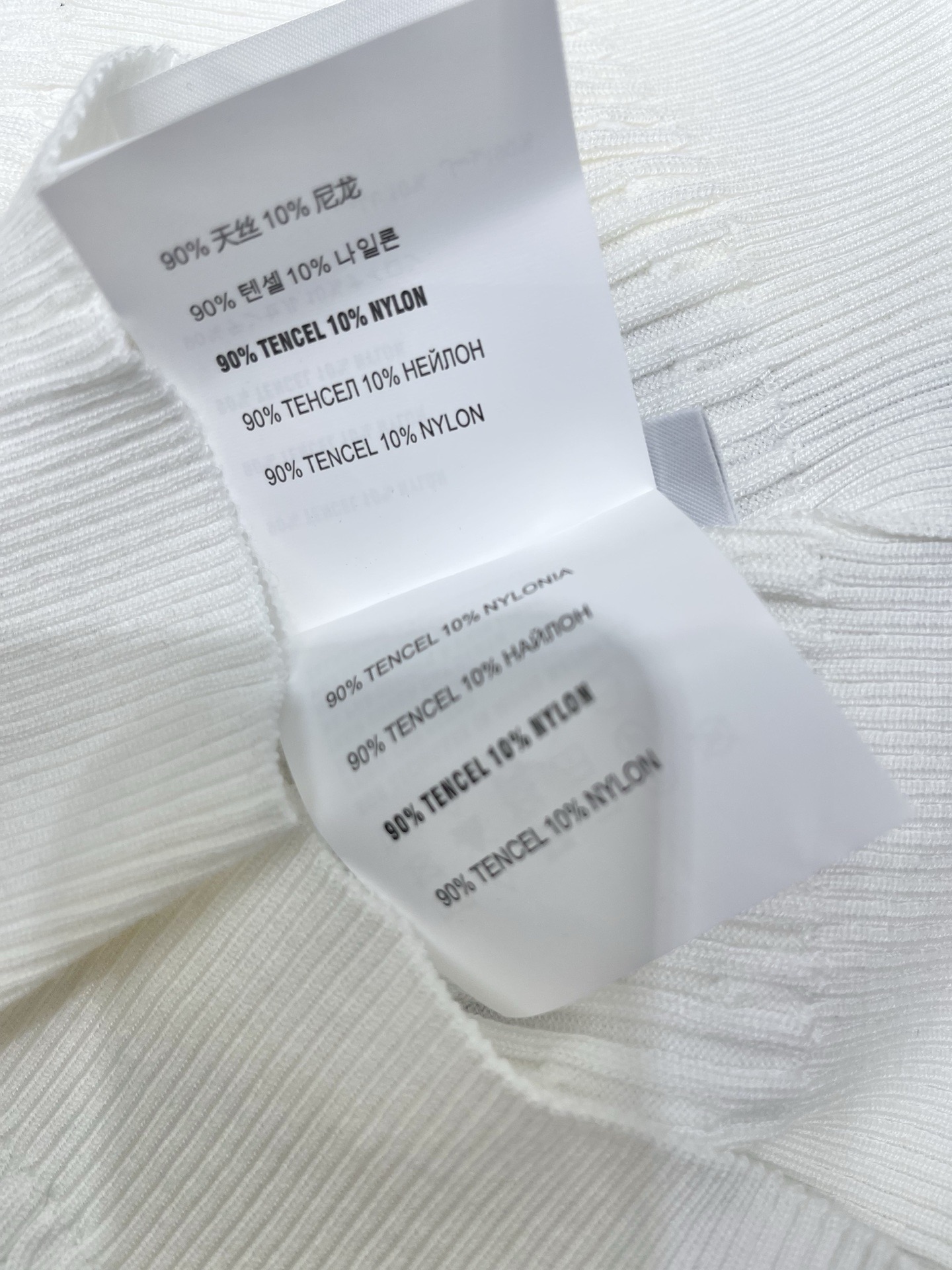 Топ женский в стиле Miu Miu вязаный с отложным воротником без рукавов белого цвета