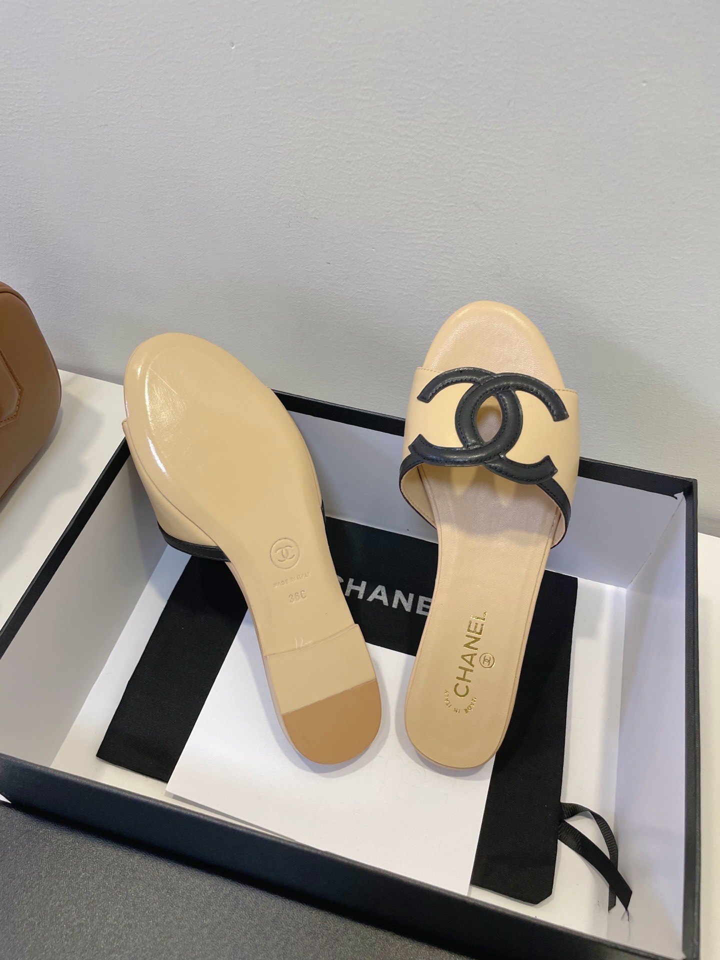 Мюли женские в стиле Chanel 26 с логотипом CC из натуральной кожи бежевого цвета