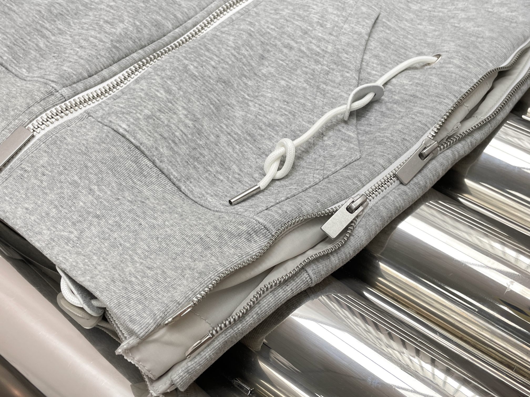 Худи женское в стиле Sacai серого цвета с контрастными вставками и застёжкой на молнии