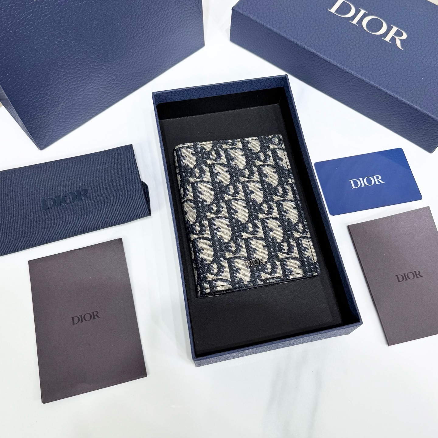 Обложка для паспорта Dior бежево-чёрного цвета