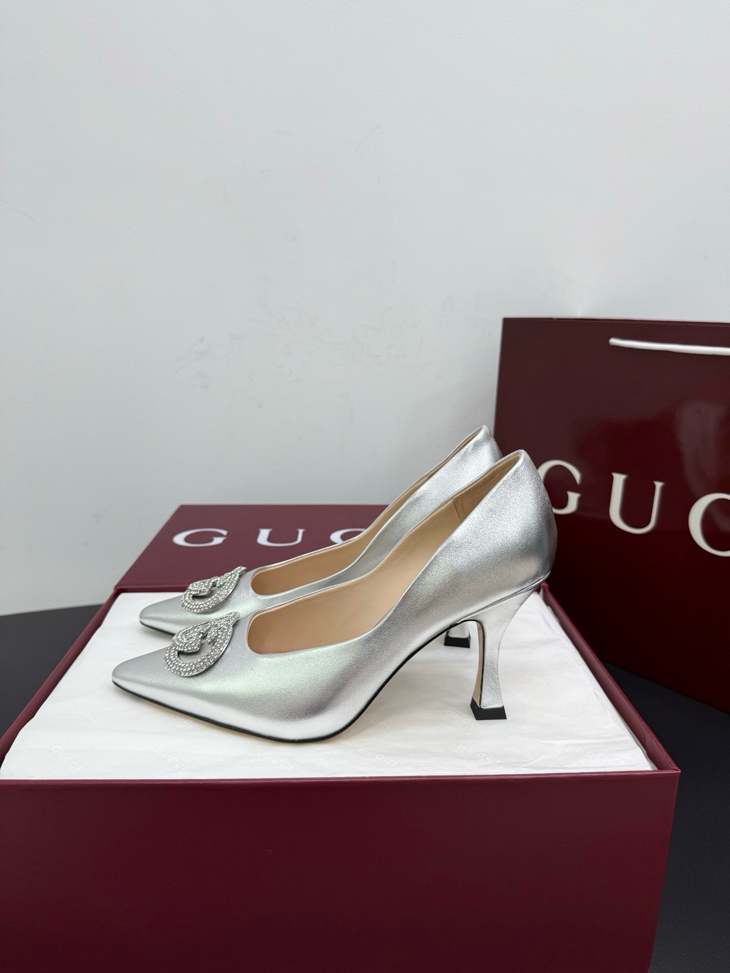 Туфли женские Gucci серебристого цвета