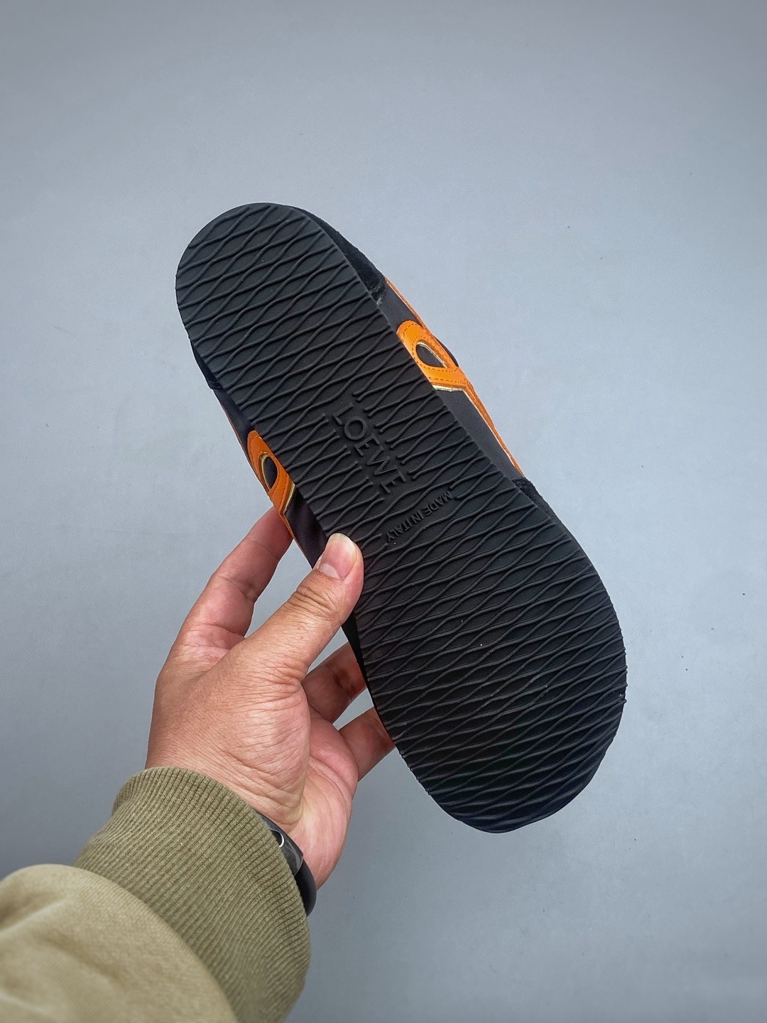 Кроссовки женские в стиле Loewe Flow Runner черного цвета с оранжевыми вставками