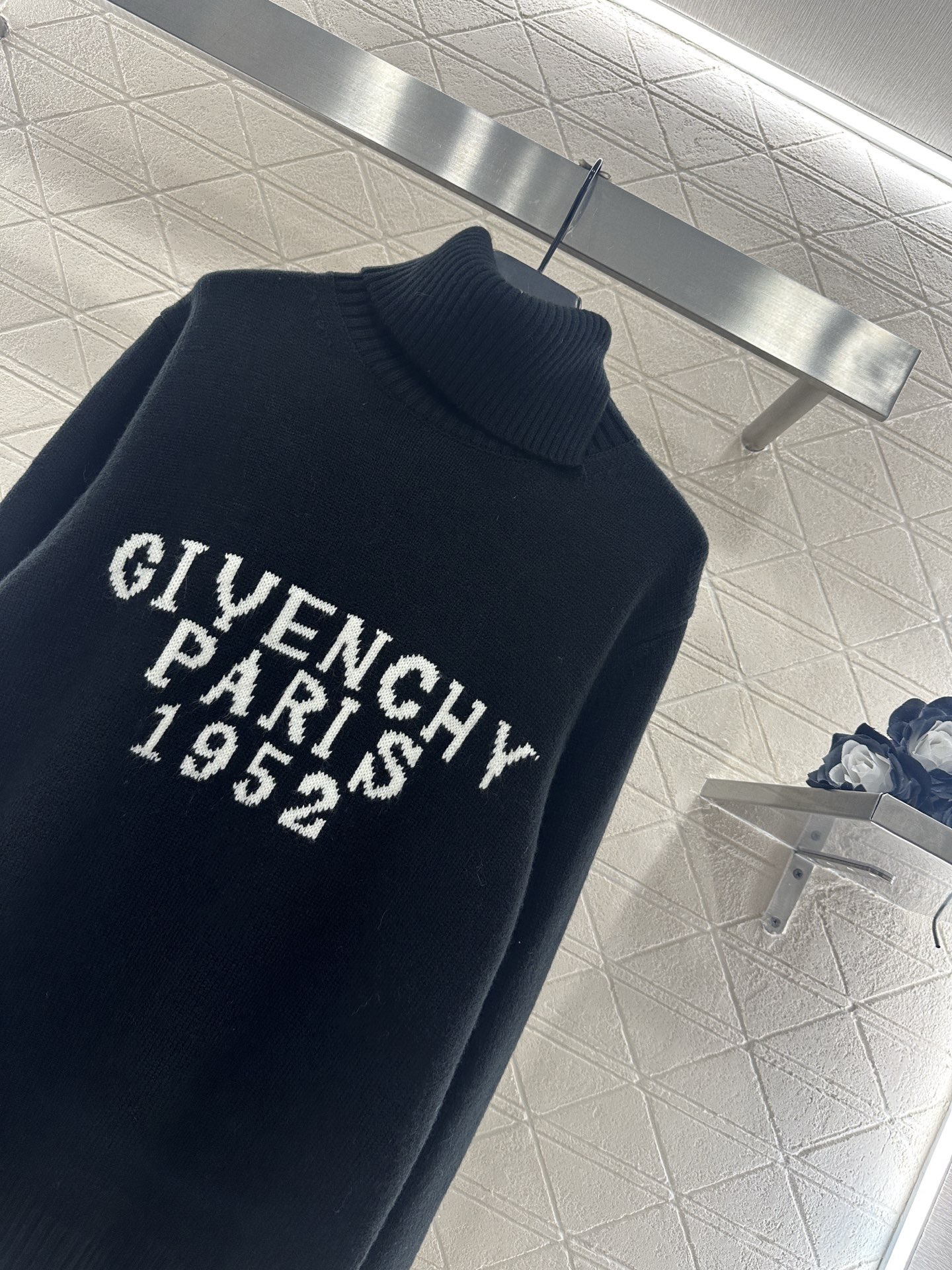 Свитер женский Givenchy Paris 1952 чёрного цвета с высоким воротом