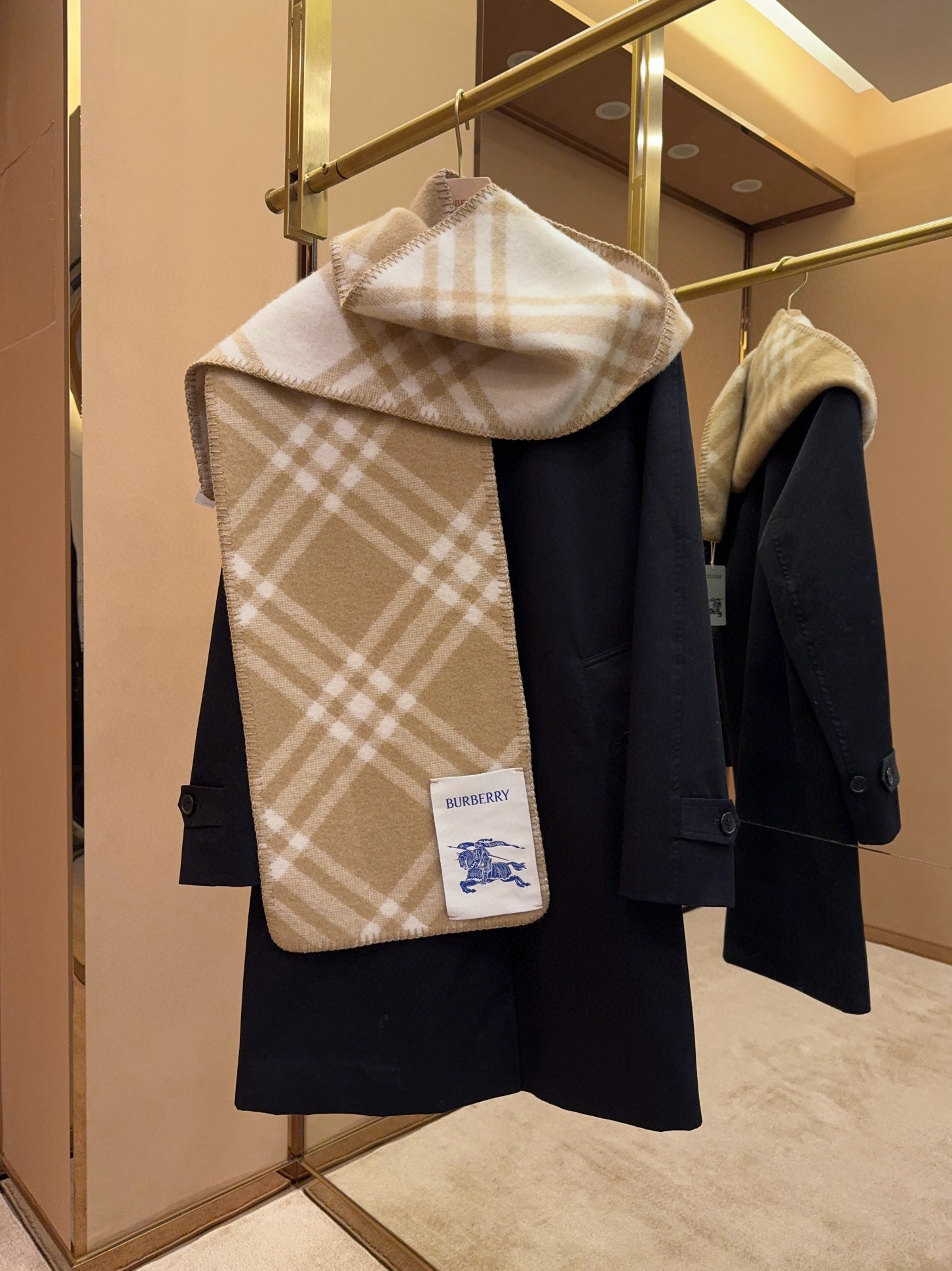 Шарф унисекс в стиле Burberry двусторонний из мягкой шерсти с диагональной клеткой бежевого цвета