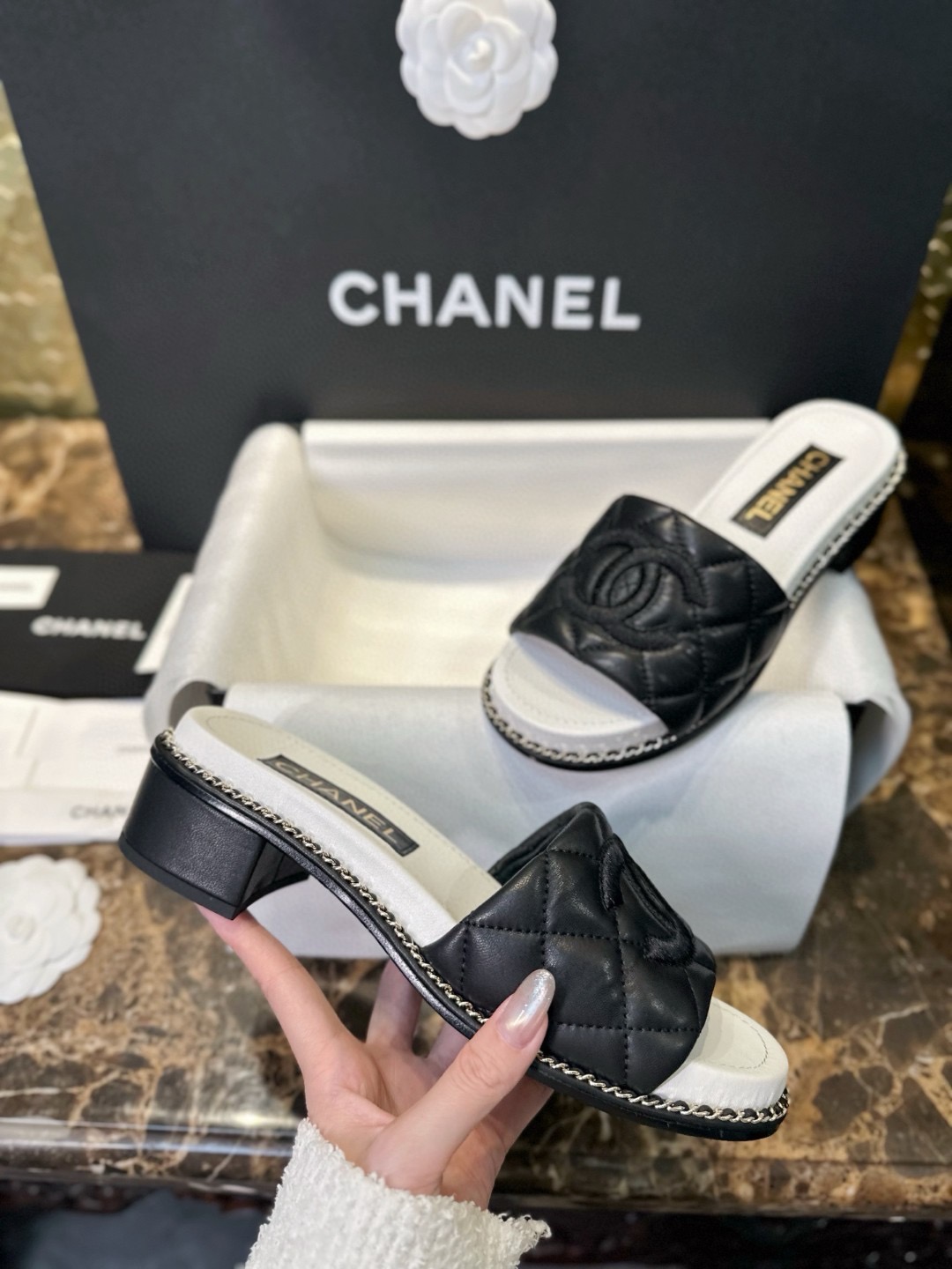 Мюли женские в стиле Chanel 25P чёрно-белого цвета