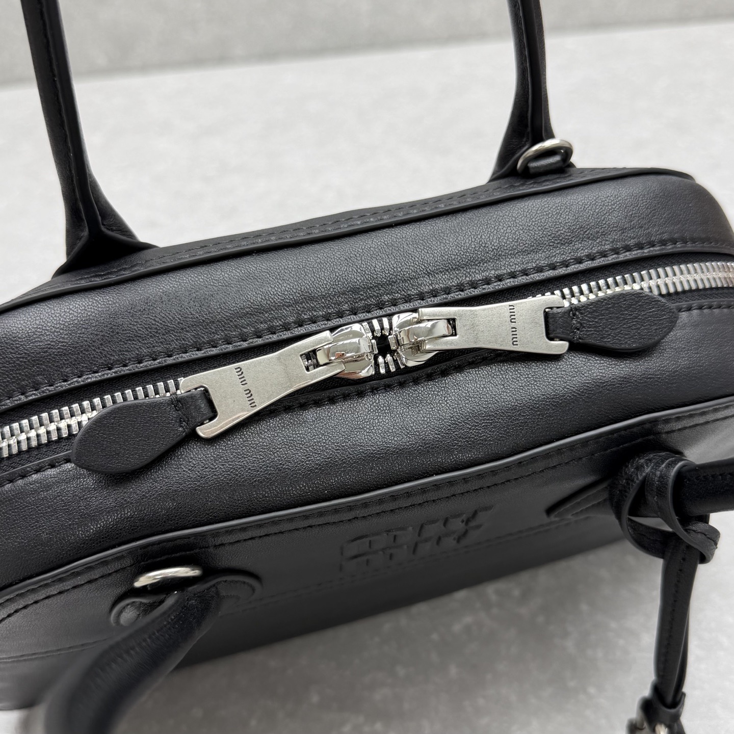 Сумка женская в стиле Miu Miu Vivant из натуральной кожи черного цвета