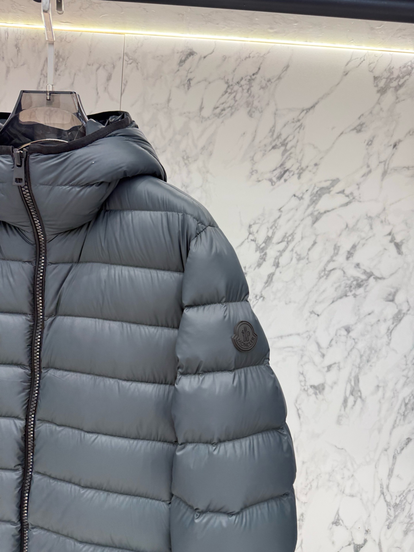 Пуховик мужской Moncler Hooded Short Down Jacket тёмно-синего цвета с капюшоном и натуральным пухом
