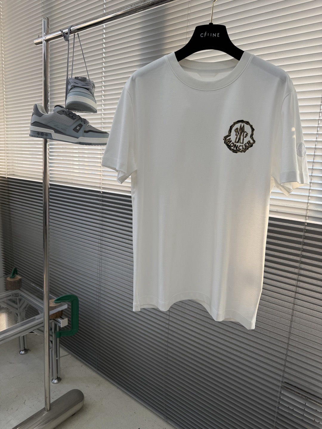 Футболка мужская в стиле Moncler с логотипом белого цвета
