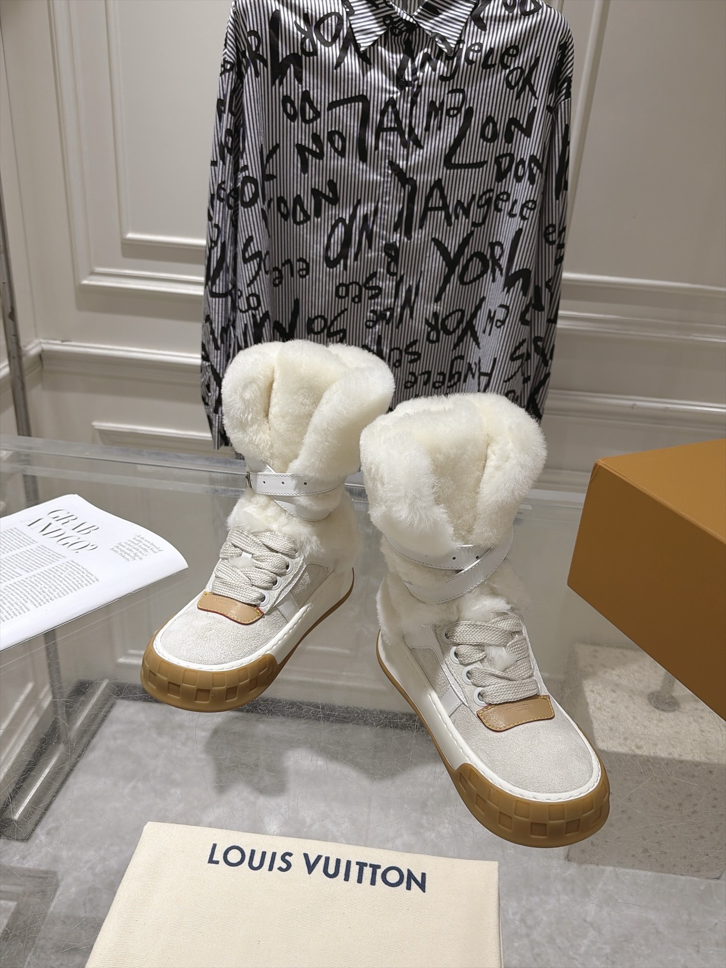 Ботинки женские Louis Vuitton белого цвета