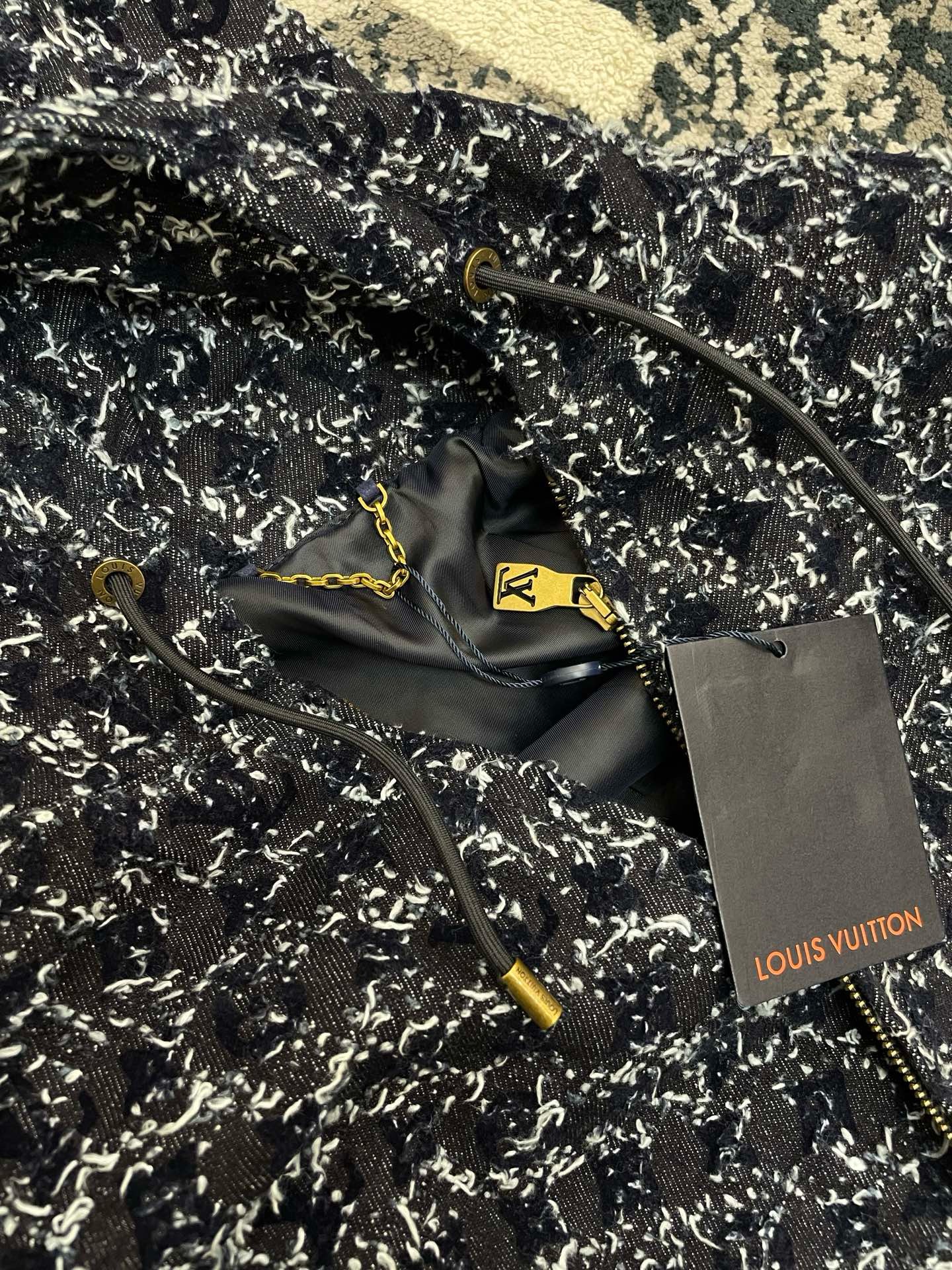 Куртка мужская Louis Vuitton тёмно-синего цвета с фактурным цветочным жаккардом и капюшоном