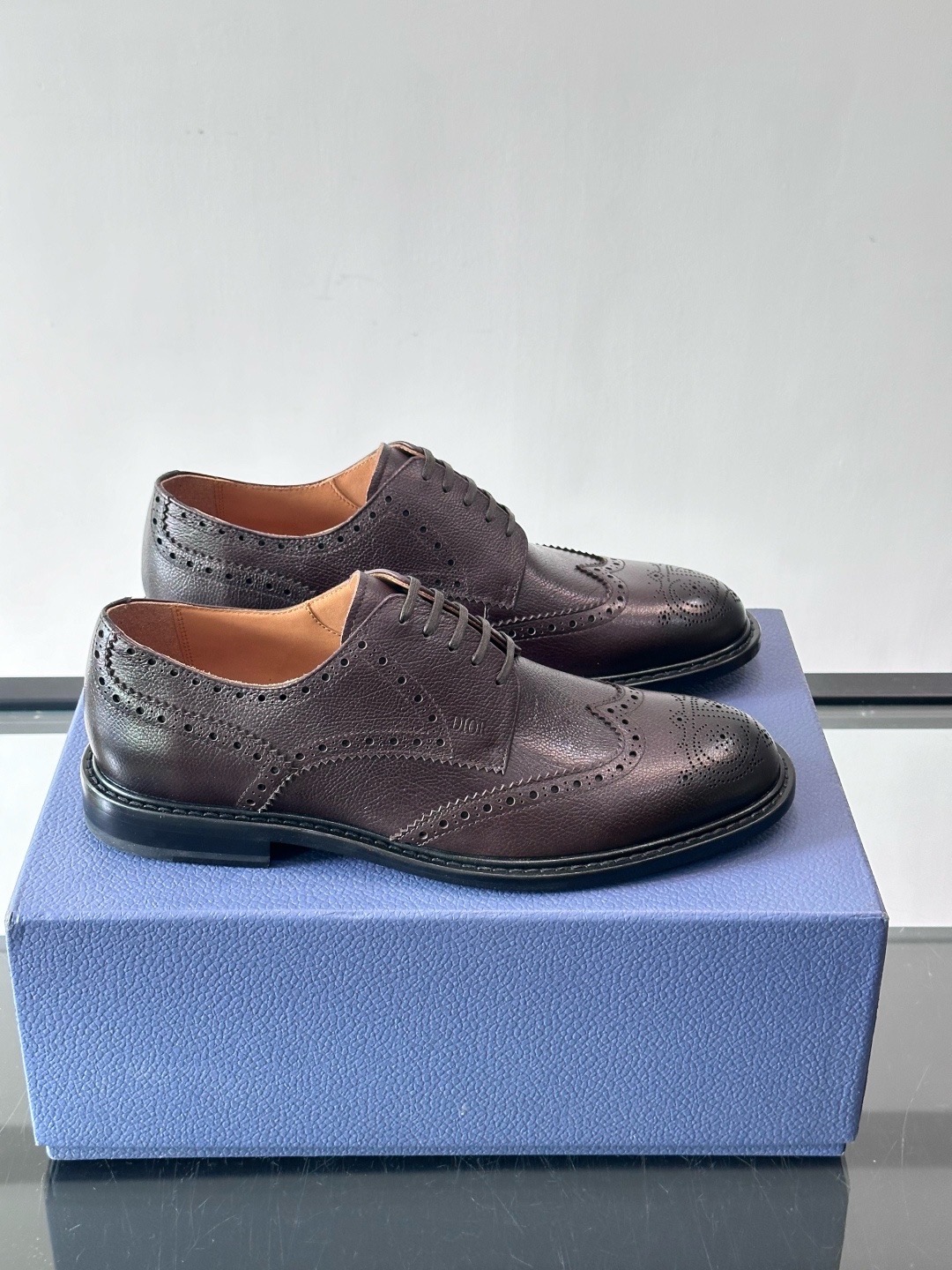 Туфли мужские в стиле Dior Oxford из натуральной кожи с перфорацией коричневого цвета