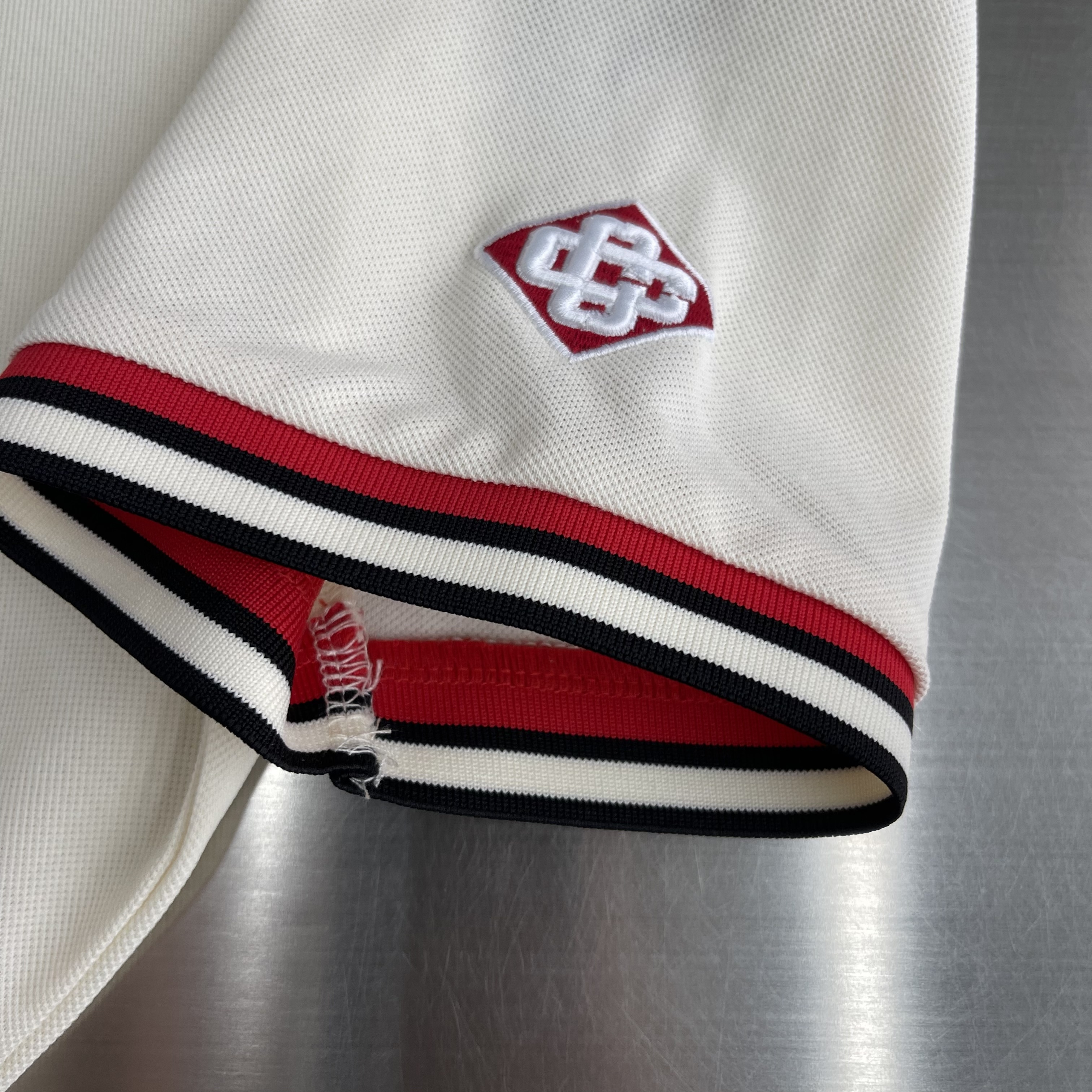 Поло мужское в стиле Casablanca из хлопка молочного цвета с вышивкой и молнией