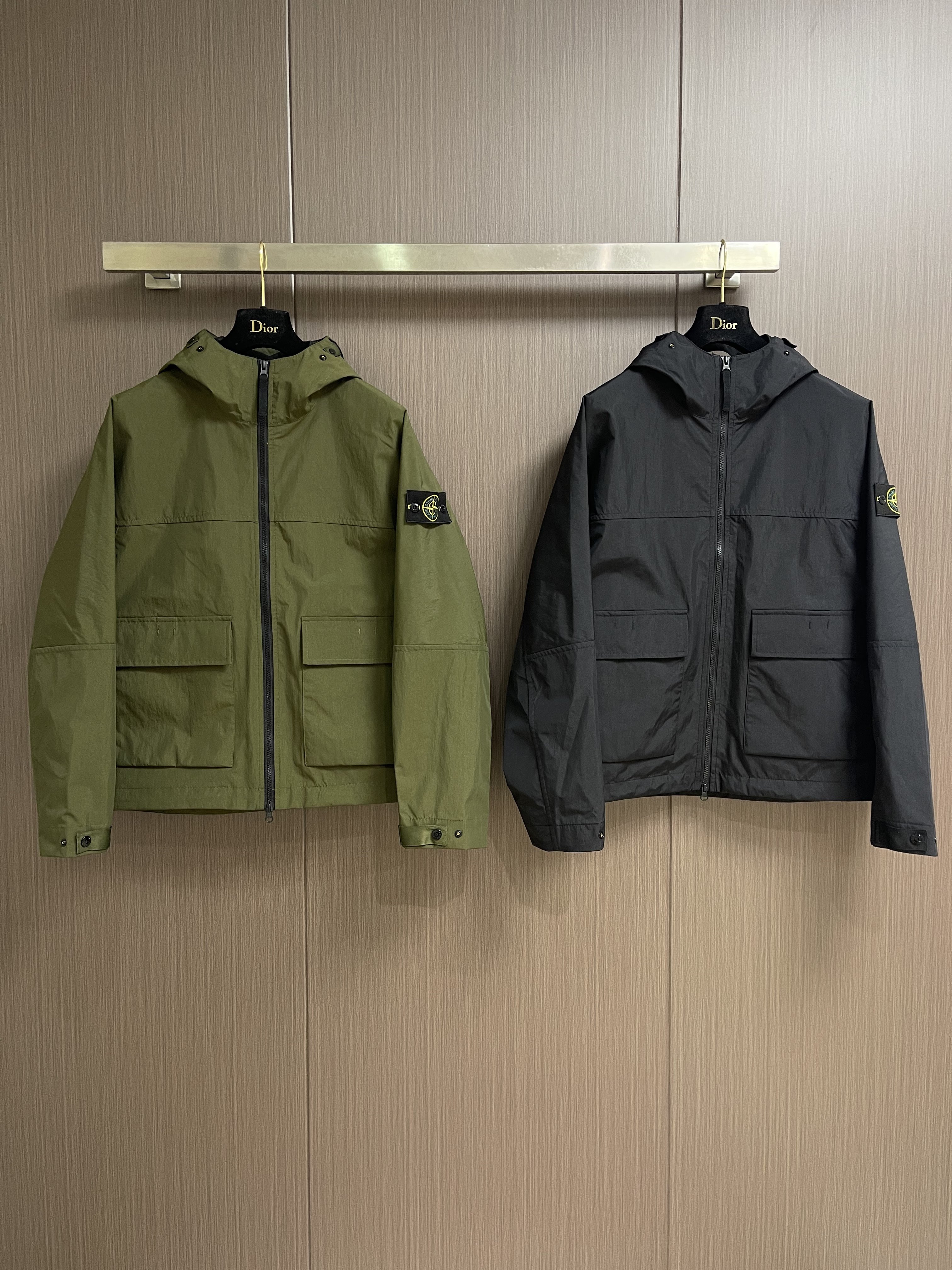 Куртка мужская в стиле Stone Island с капюшоном зелёного цвета