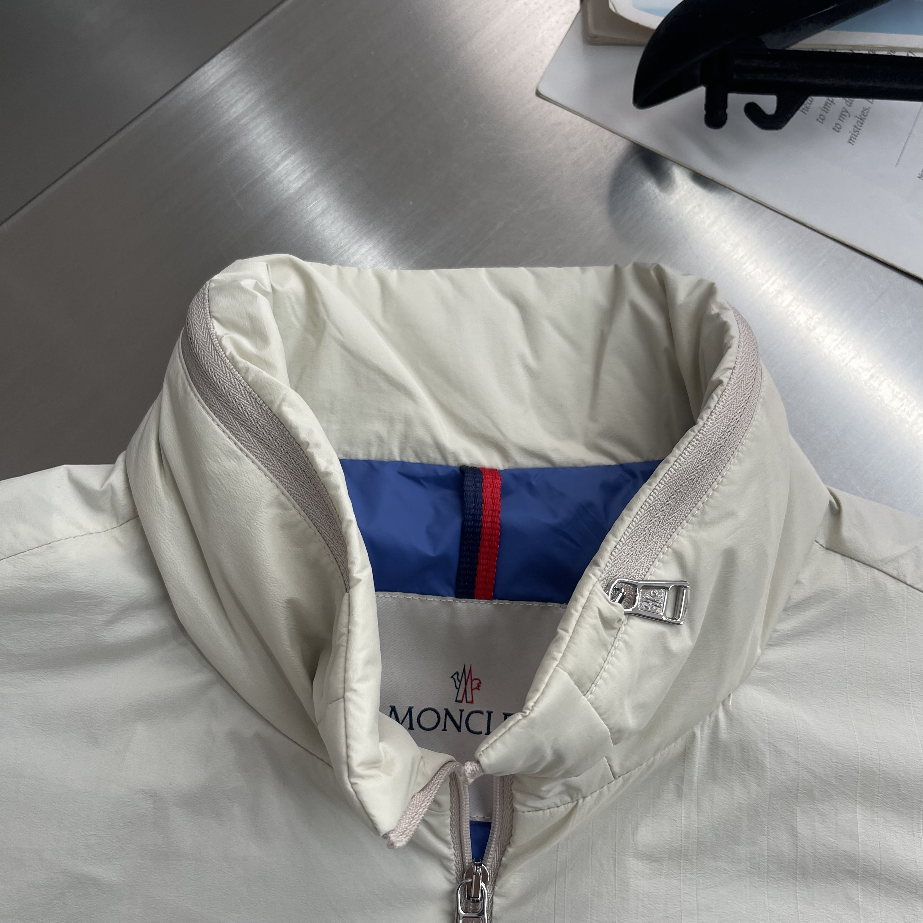 Куртка мужская в стиле Moncler лёгкая ветровка бежевого цвета на молнии