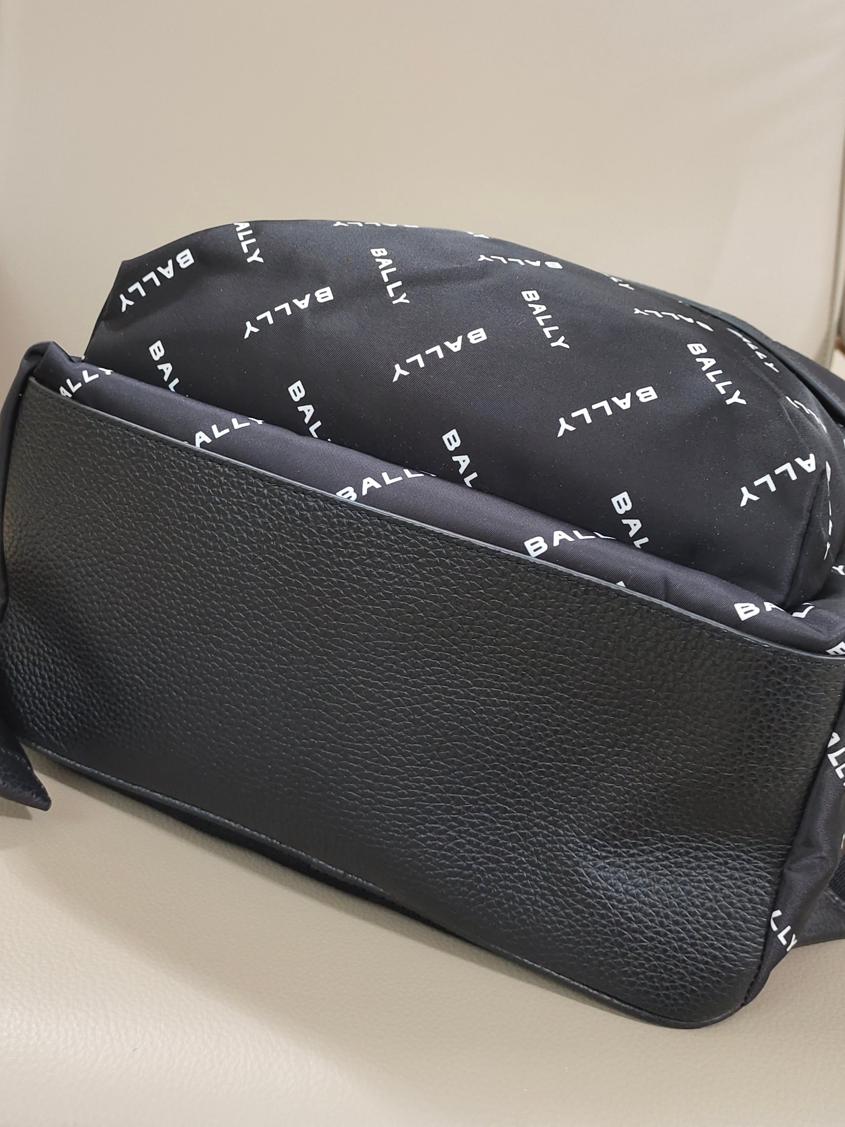 Рюкзак унисекс в стиле Bally из водоотталкивающего текстиля с кожаными элементами чёрного цвета