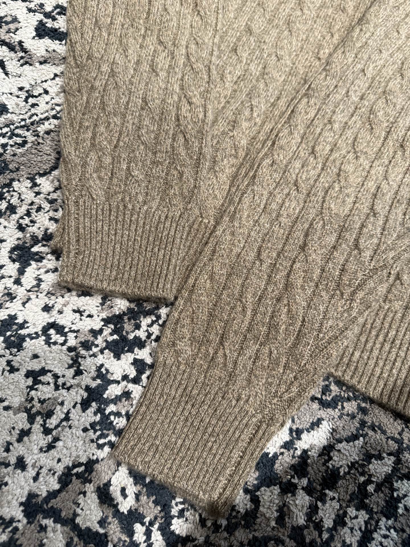 Свитер мужской в стиле Loro Piana из 100% шерсти бежевого цвета с молнией