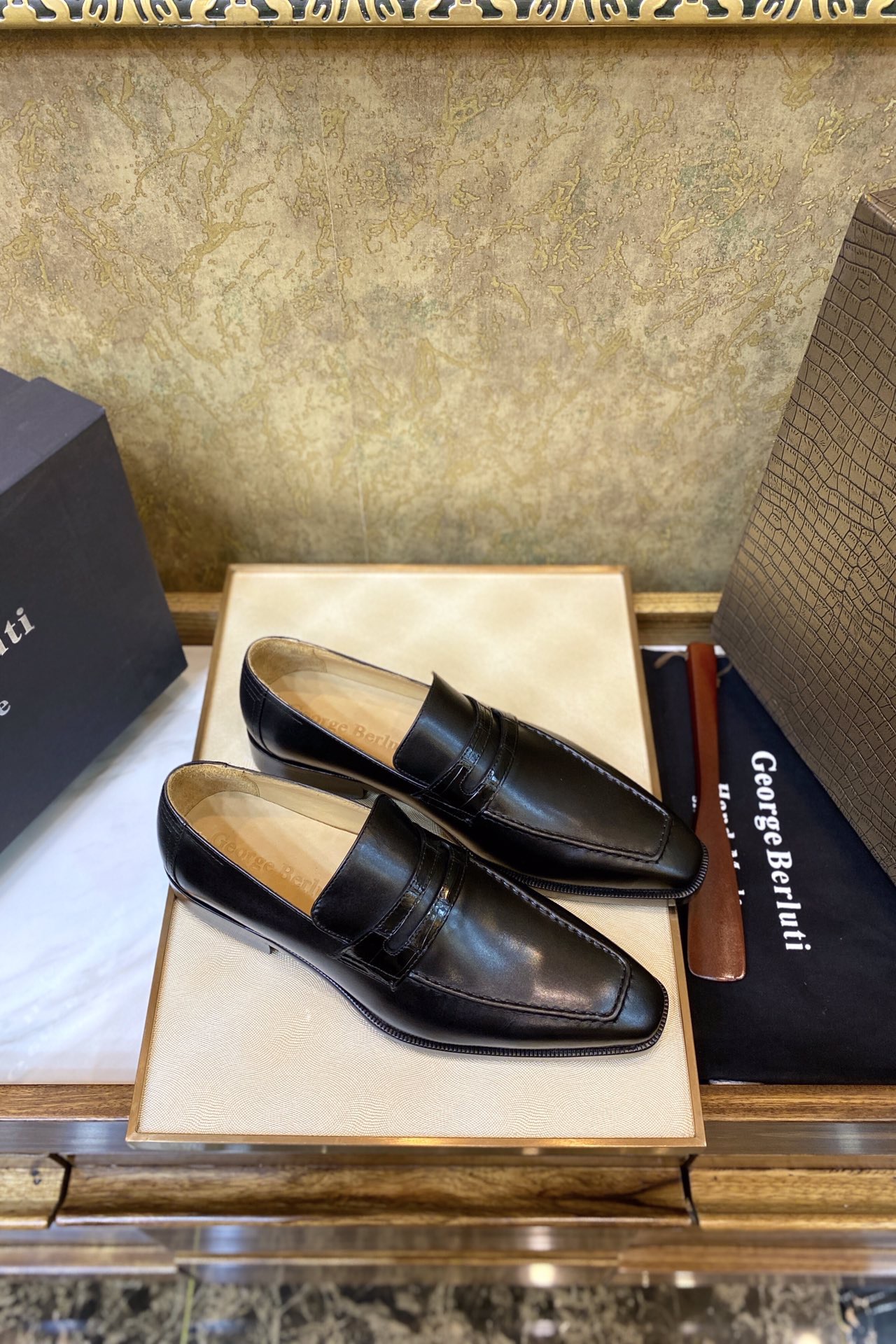 Лоферы мужские в стиле Berluti из кожи крокодила и натуральной кожи черного цвета