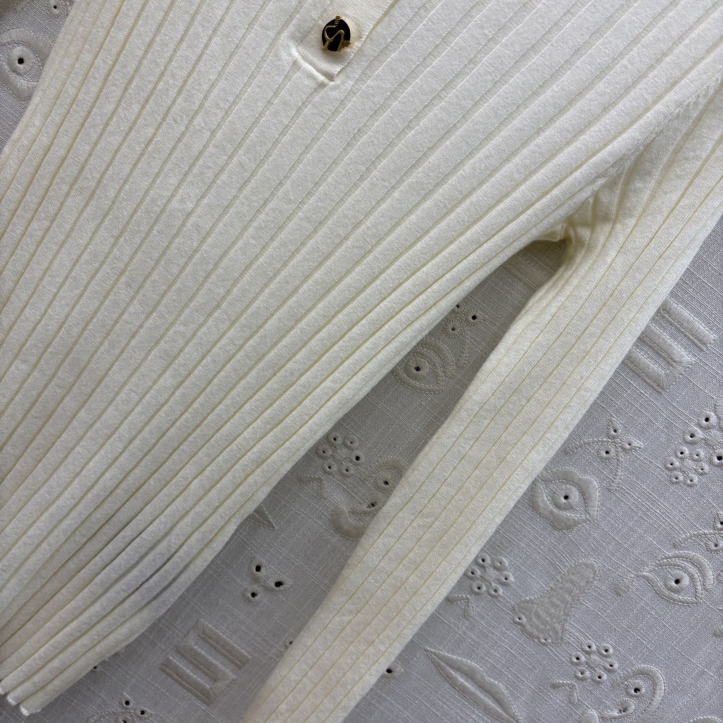 Свитер женский в стиле Schiaparelli молочного цвета с декоративными пуговицами