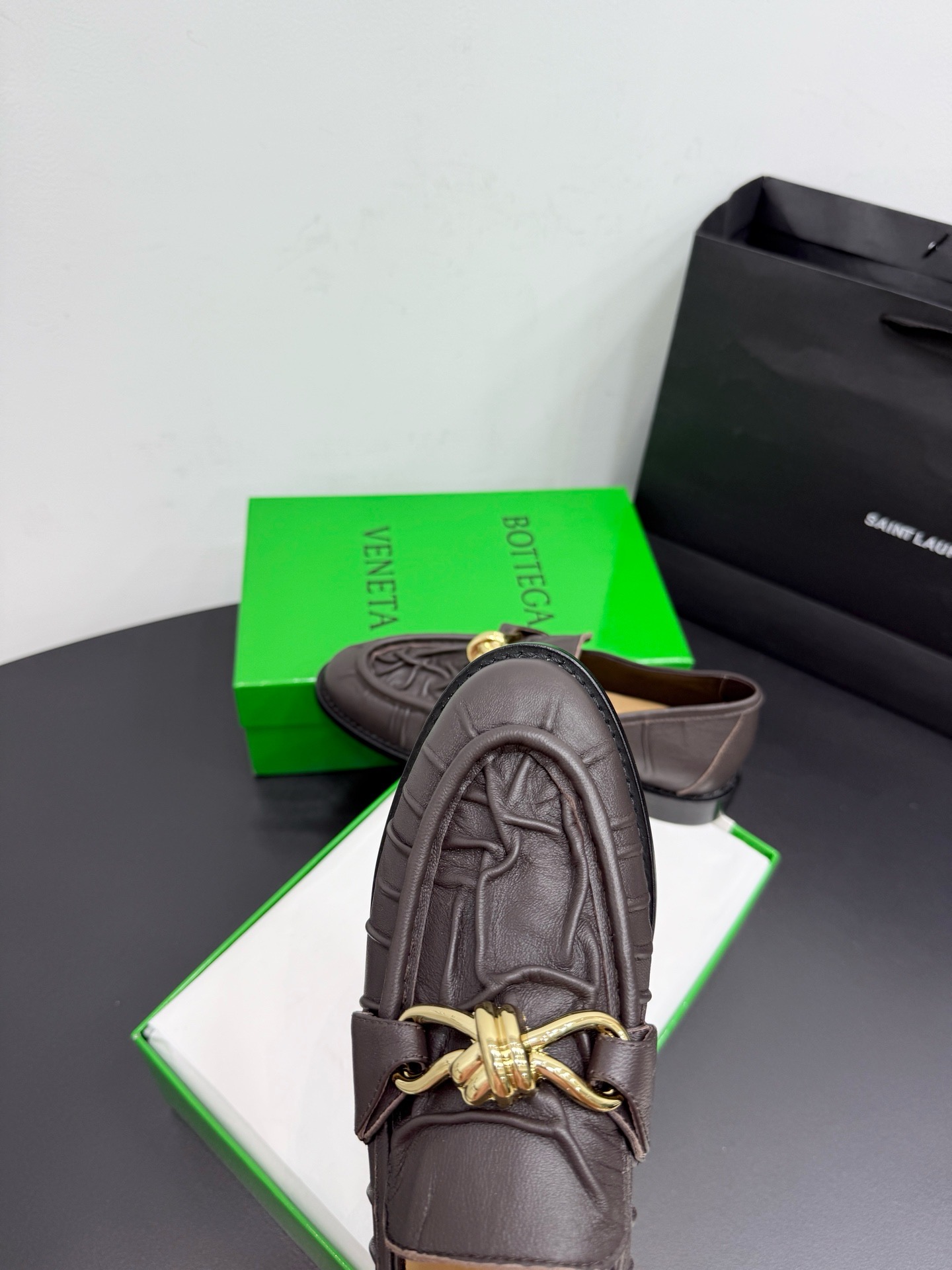 Лоферы женские Bottega Veneta Astaire с металлическим декором коричневого цвета