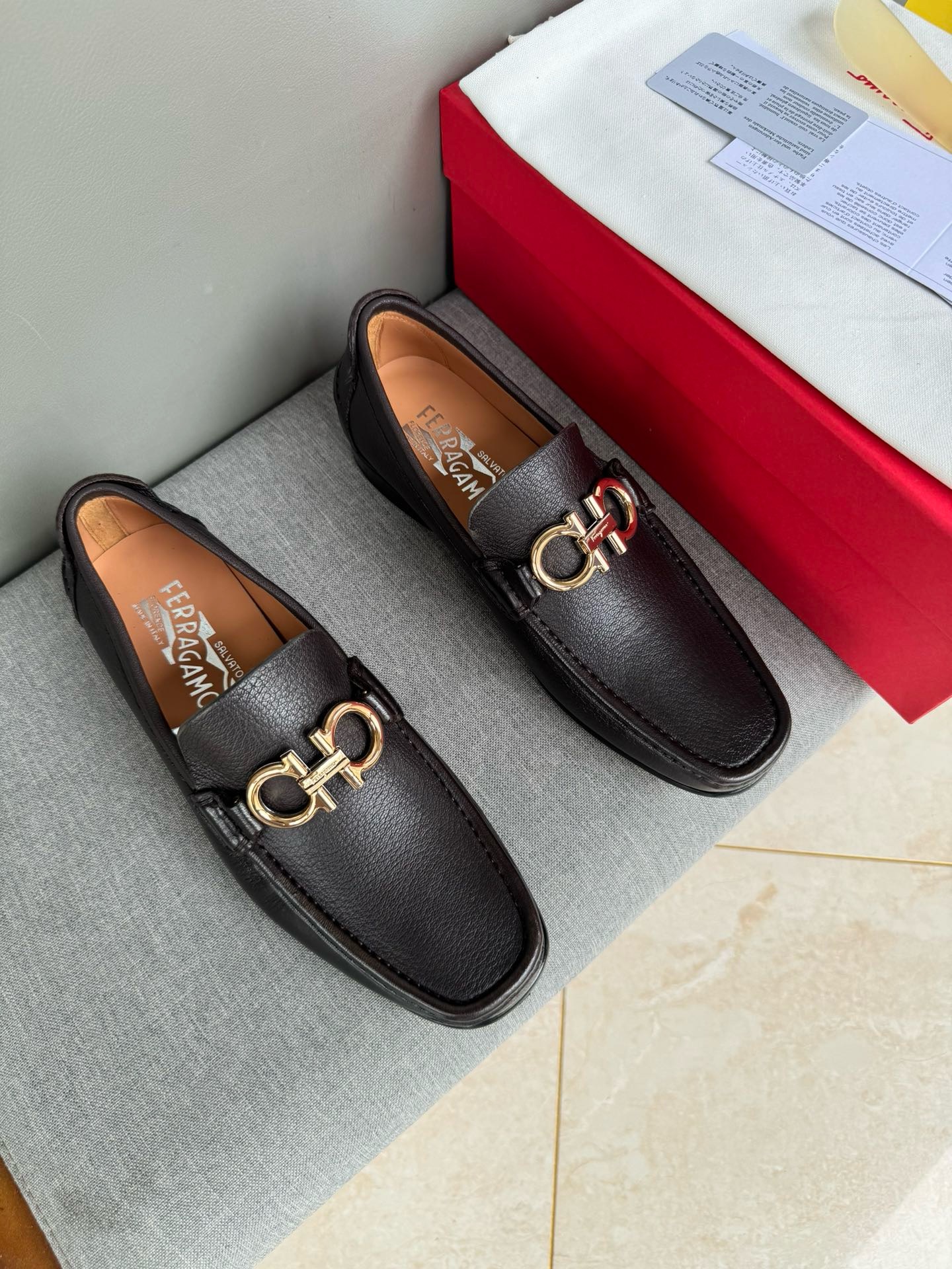 Лоферы мужские в стиле Salvatore Ferragamo из натуральной зернистой кожи кофейного цвета