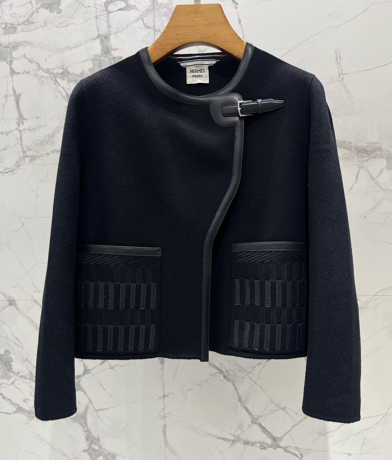 Жакет женский в стиле Hermès с вышивкой и кожаной отделкой, чёрного цвета