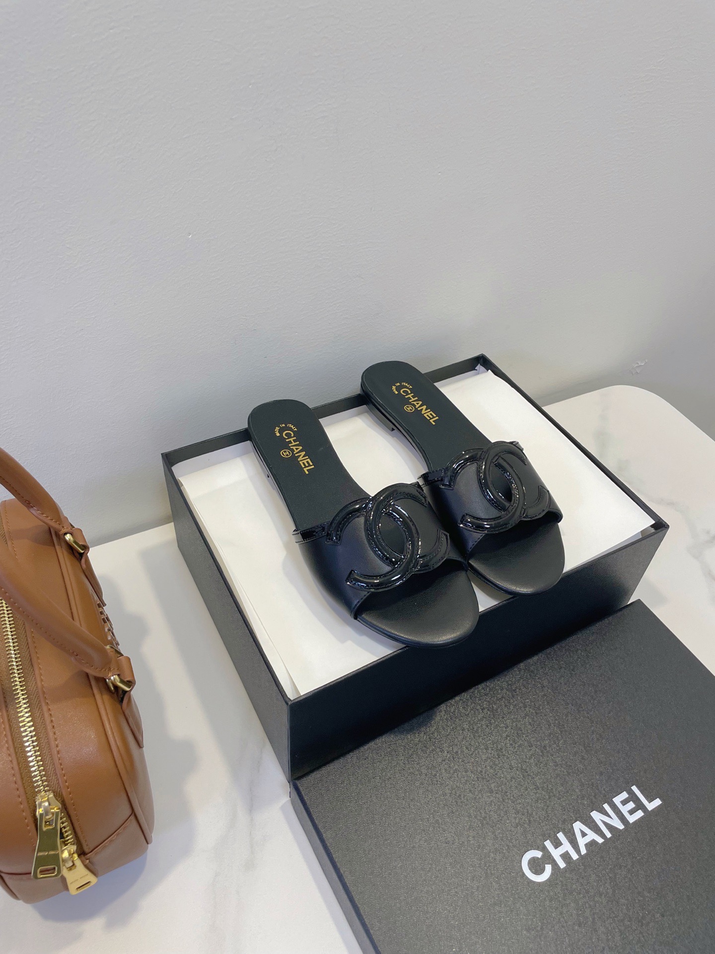 Мюли женские в стиле Chanel 26 с логотипом CC тёмно-синего цвета