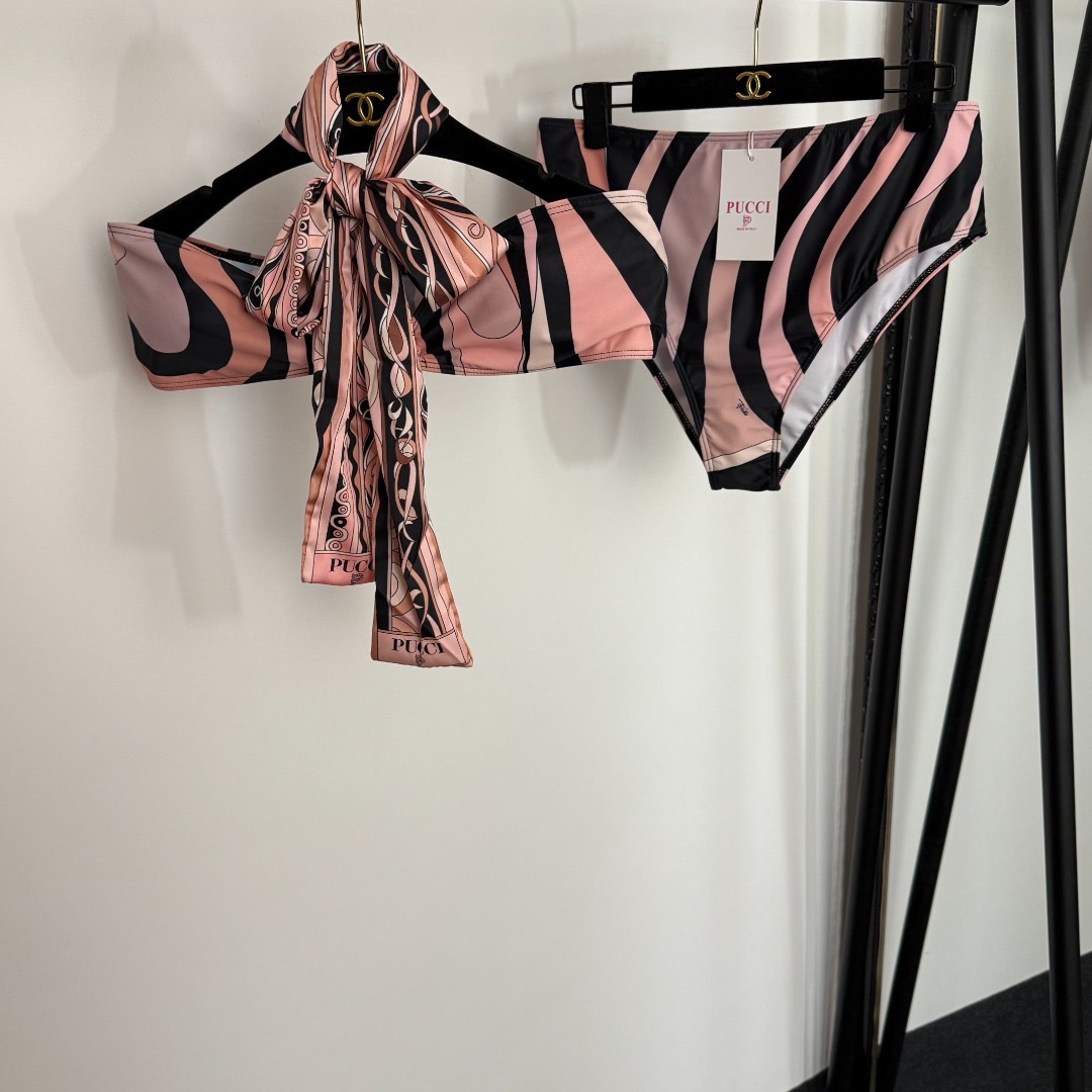 Купальник женский в стиле Emilio Pucci раздельный розового цвета с принтом и платком