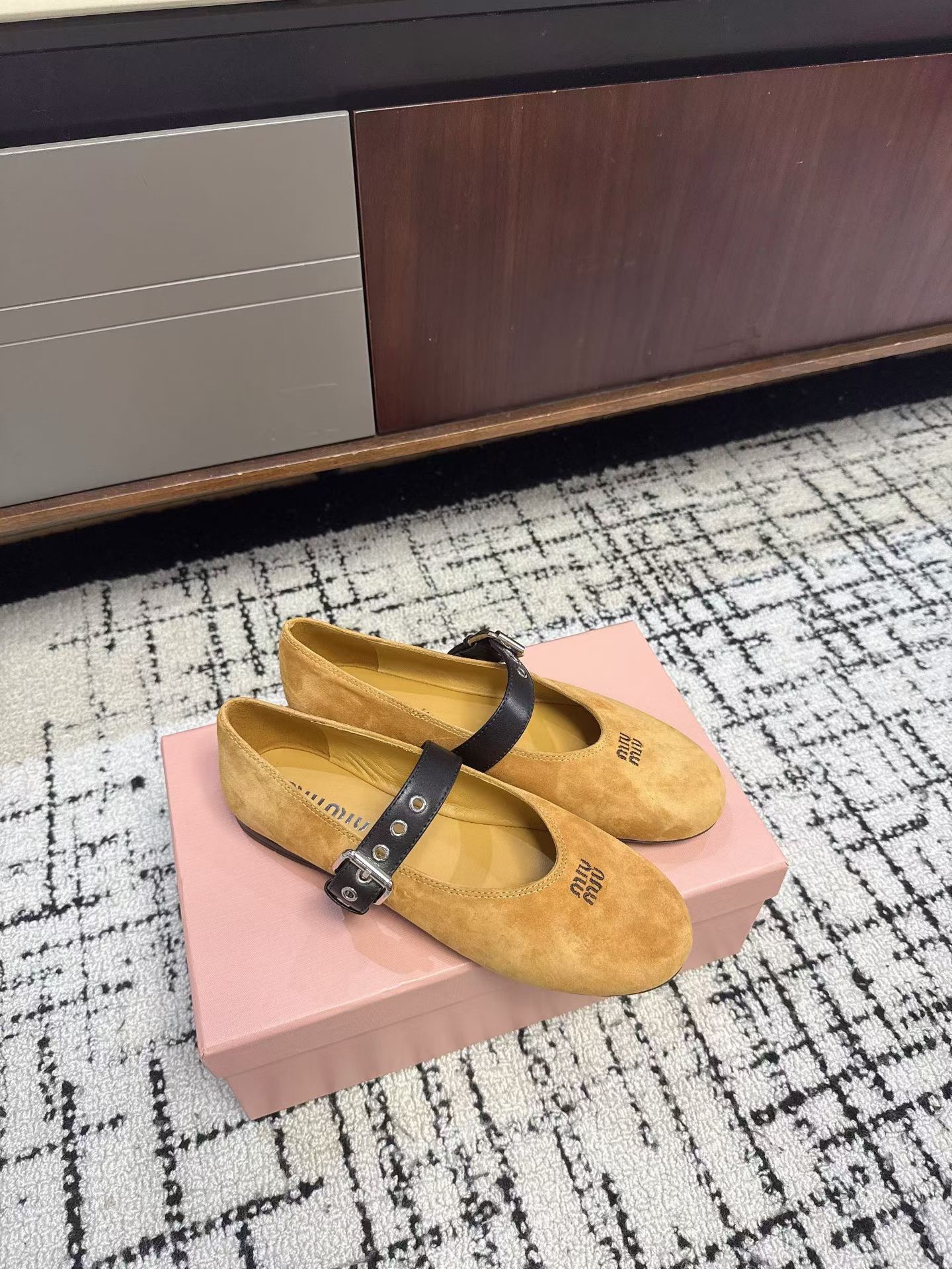 Туфли женские в стиле Miu Miu из натуральной замши желтого цвета