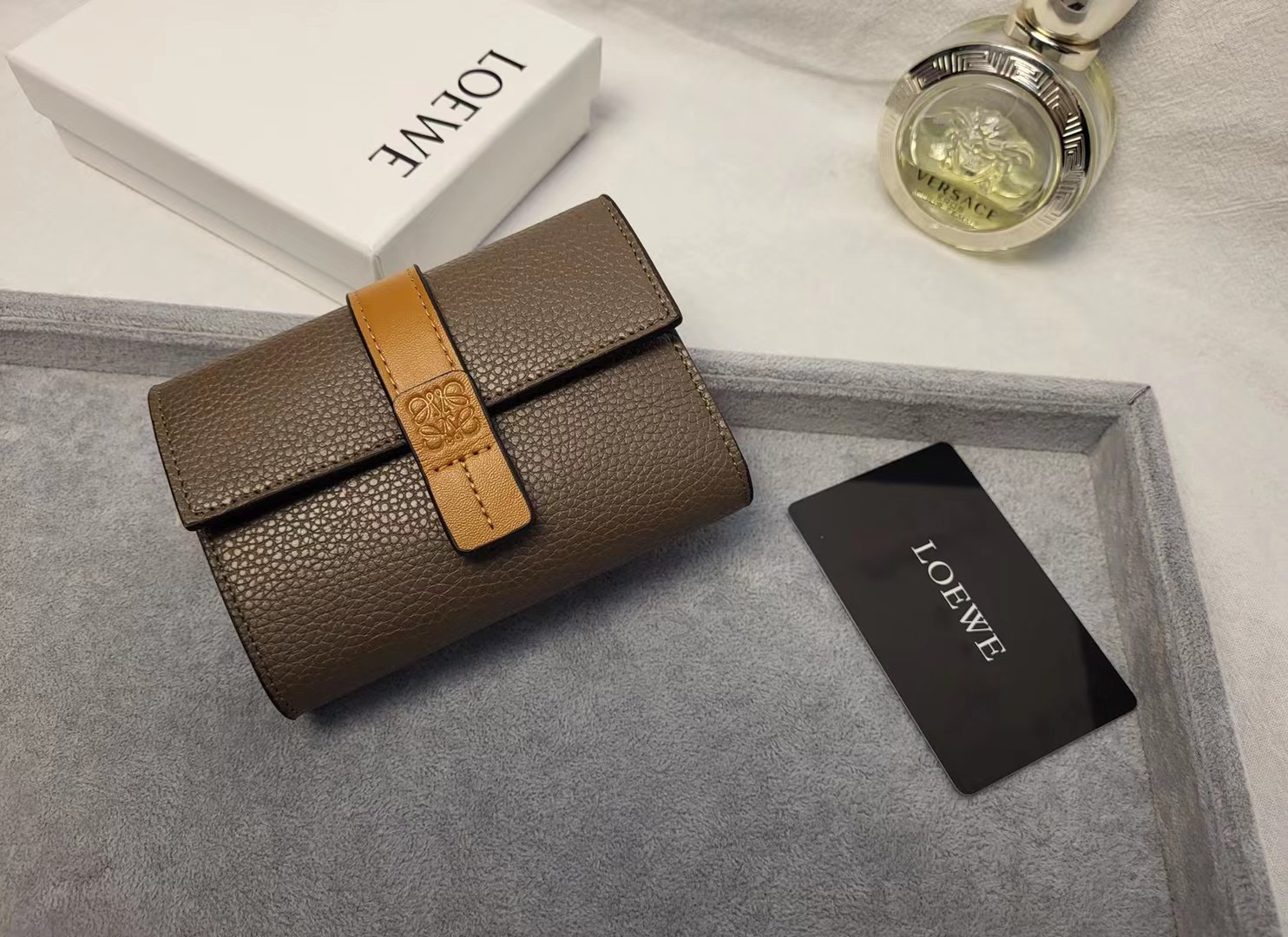 Кошелёк женский в стиле Loewe Anagram L1102 коричневого цвета с контрастным ремешком