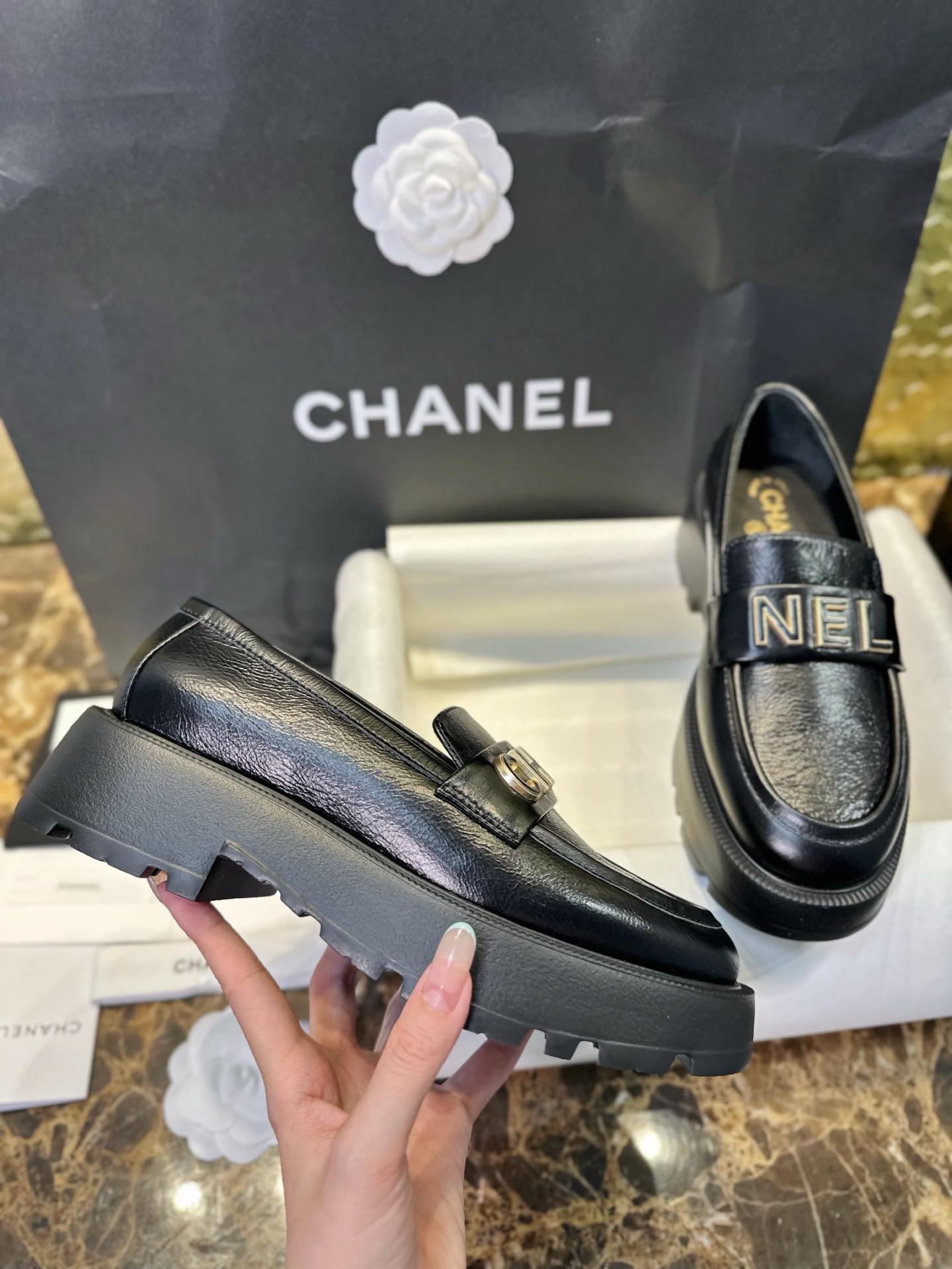 Лоферы женские в стиле Chanel 24B на утолщенной подошве с буквенным логотипом черного цвета