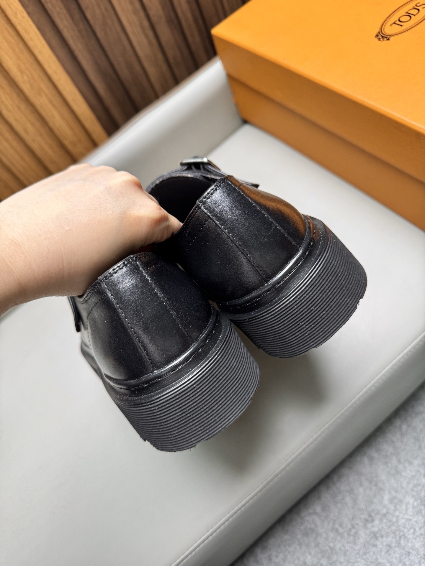 Лоферы мужские в стиле Tod’s черного цвета с пряжкой на массивной подошве