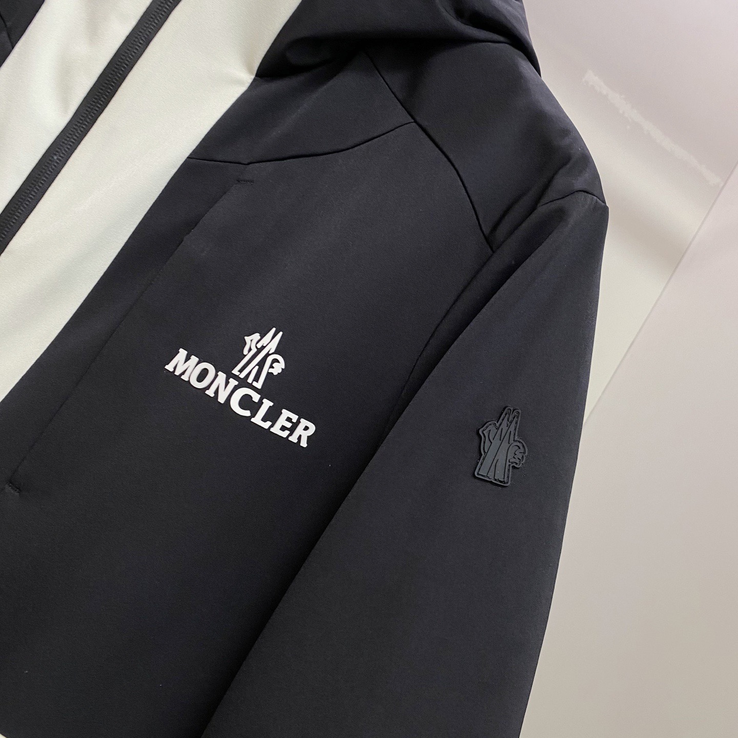 Куртка пуховая мужская Moncler Grenoble чёрно-белого цвета с натуральным пухом и утеплителем Polartec Alpha Direct