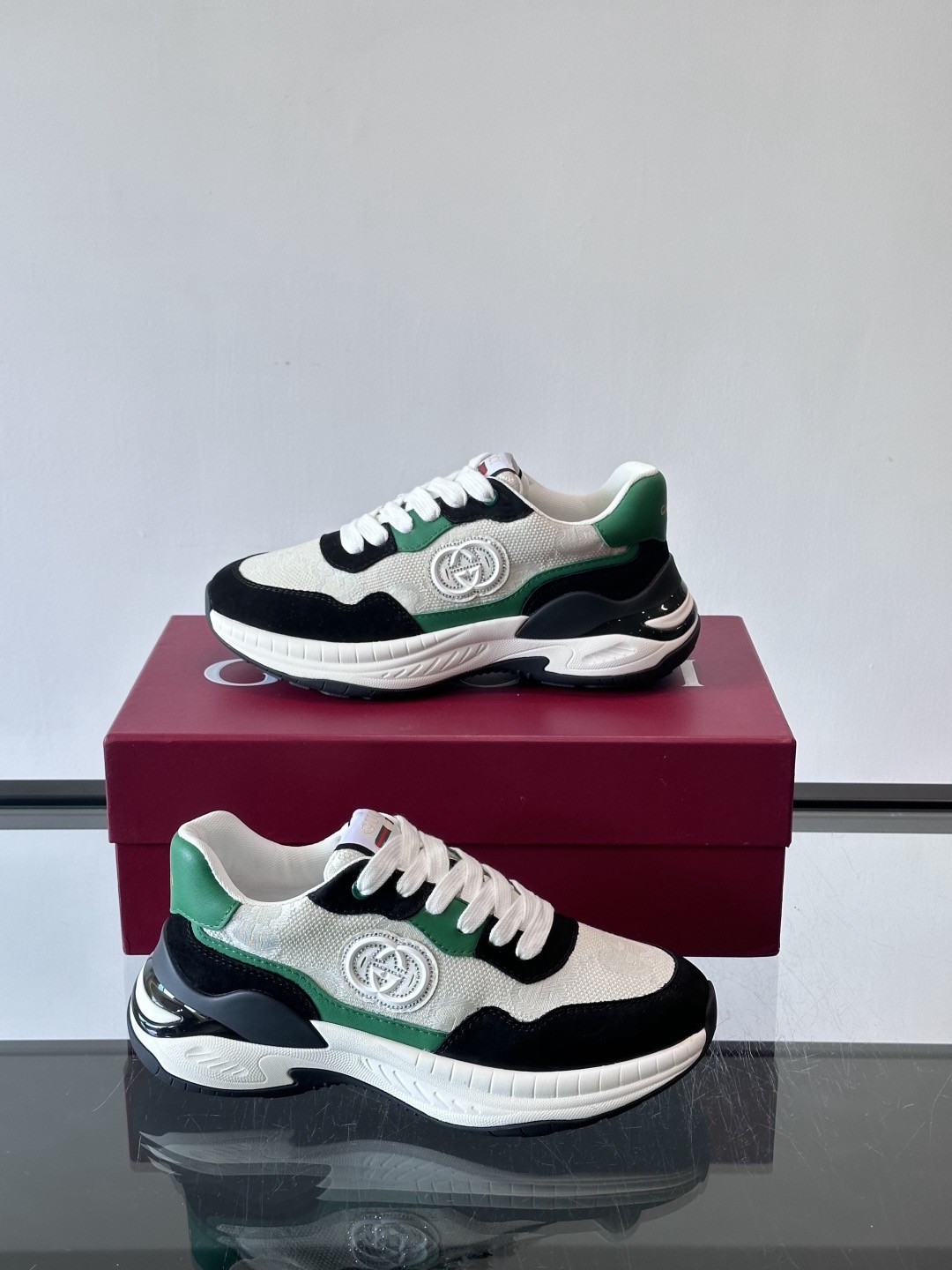 Кроссовки мужские в стиле Gucci чёрно-бело-зелёного цвета