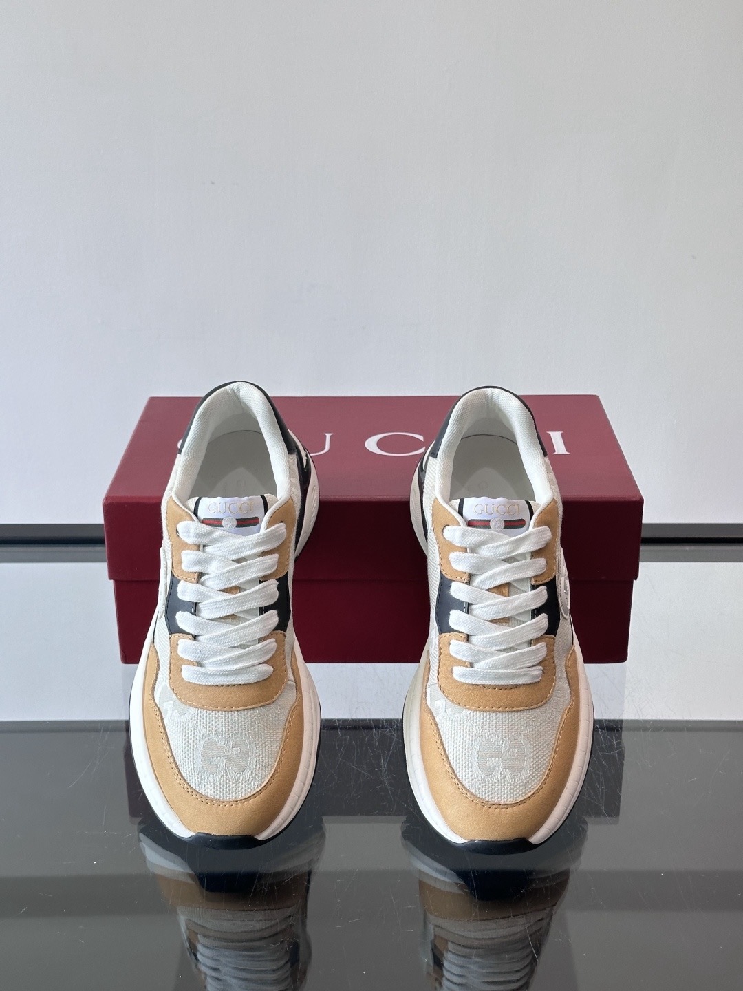 Кроссовки мужские в стиле Gucci бежево-песочного цвета с чёрными и белыми вставками