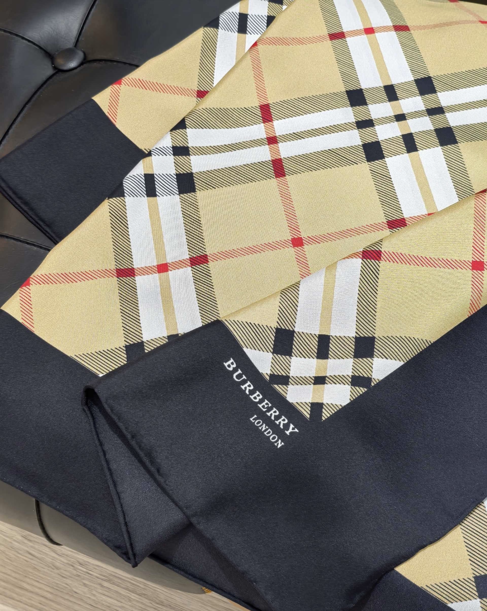 Платок женский в стиле Burberry из натурального шелка в клетку бежевого цвета