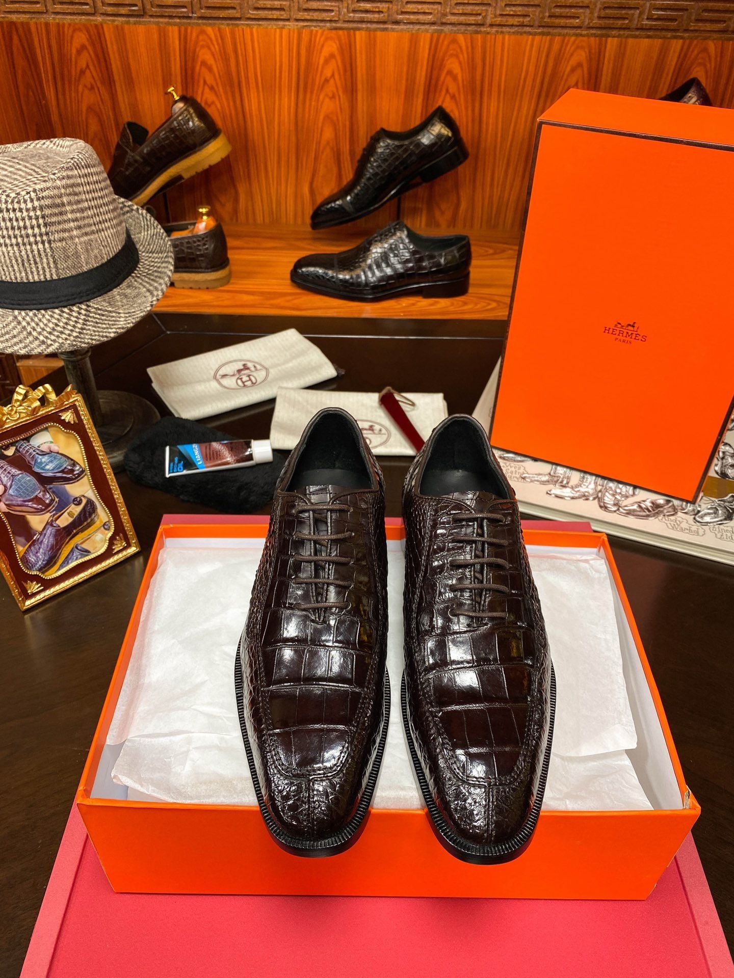 Туфли мужские Hermès из цельнокроеной кожи крокодила тёмно-коричневого цвета