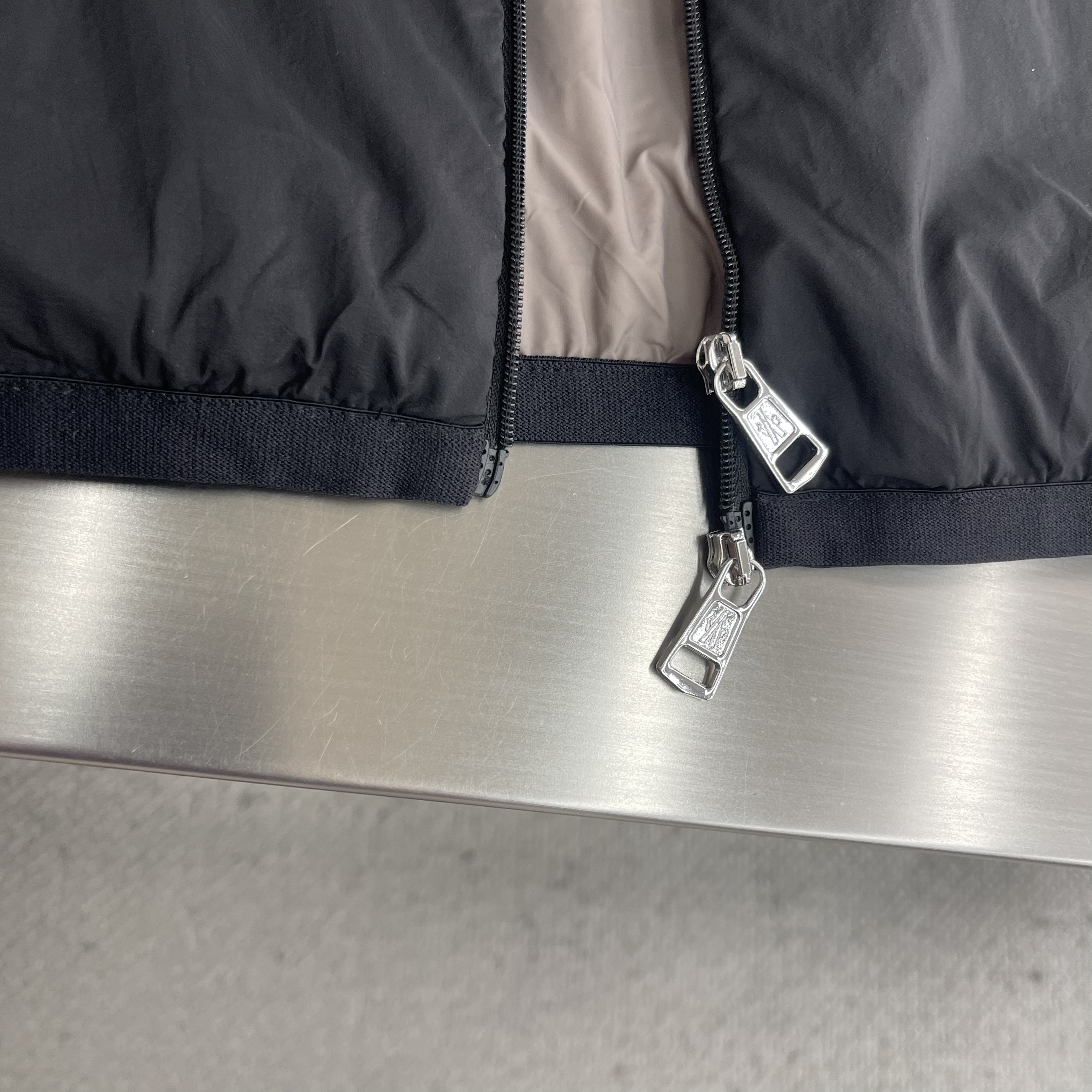 Куртка мужская в стиле Moncler лёгкая ветровка чёрного цвета на молнии