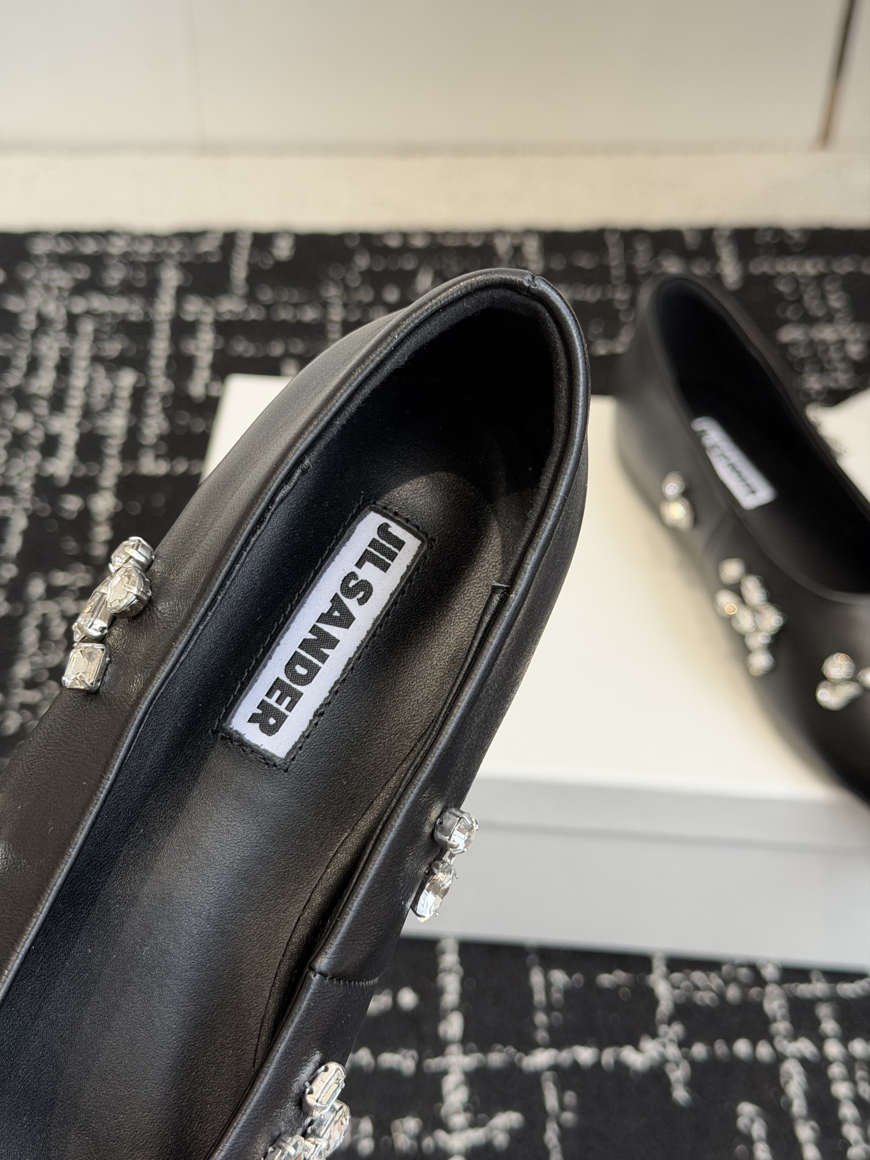 Балетки женские в стиле Jil Sander с кристаллами черного цвета