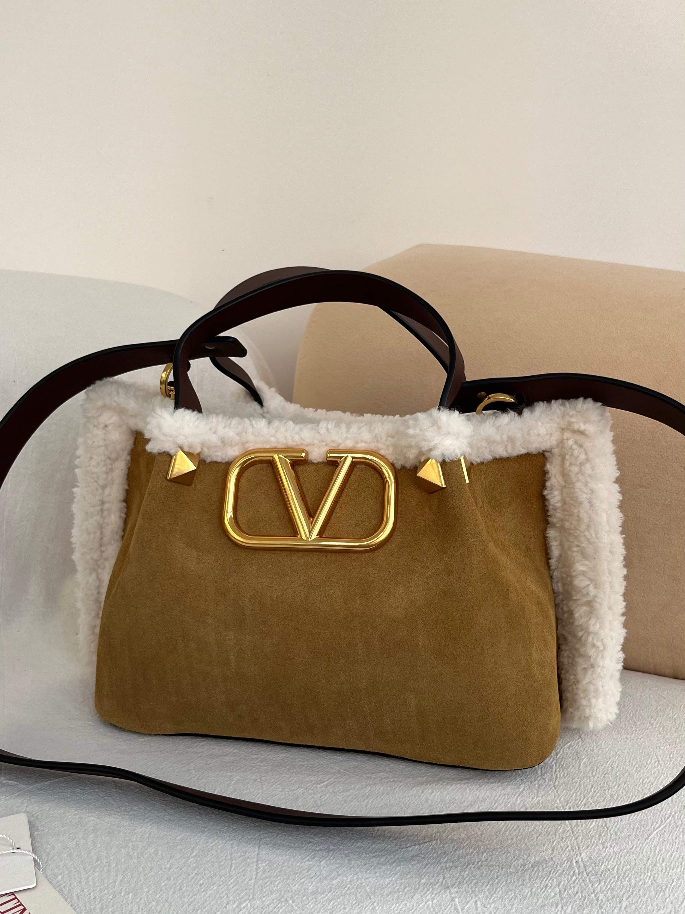 Сумка женская в стиле Valentino VLogo коричневого цвета(25 см)