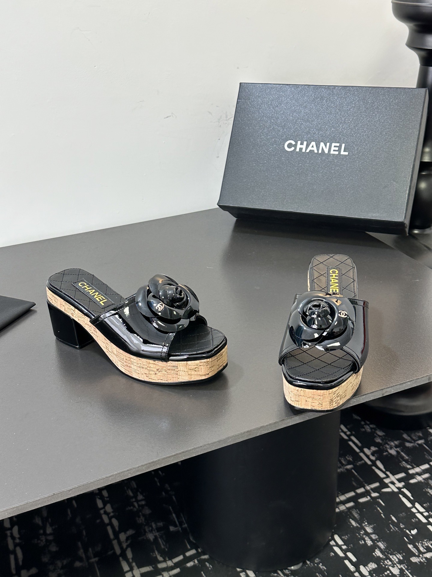 Мюли женские в стиле Chanel с цветком камелии из натуральной кожи чёрного цвета