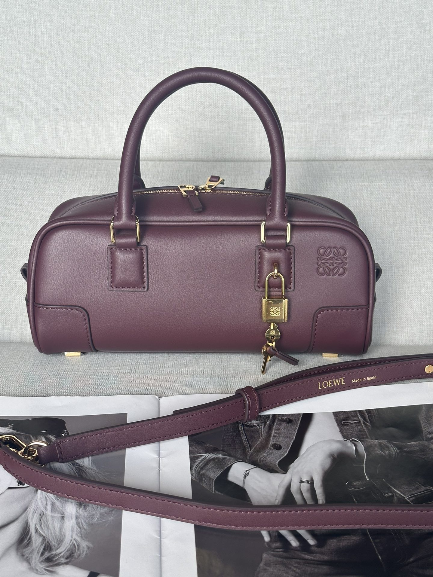 Сумка женская в стиле Loewe Amazona 23 бордового цвета