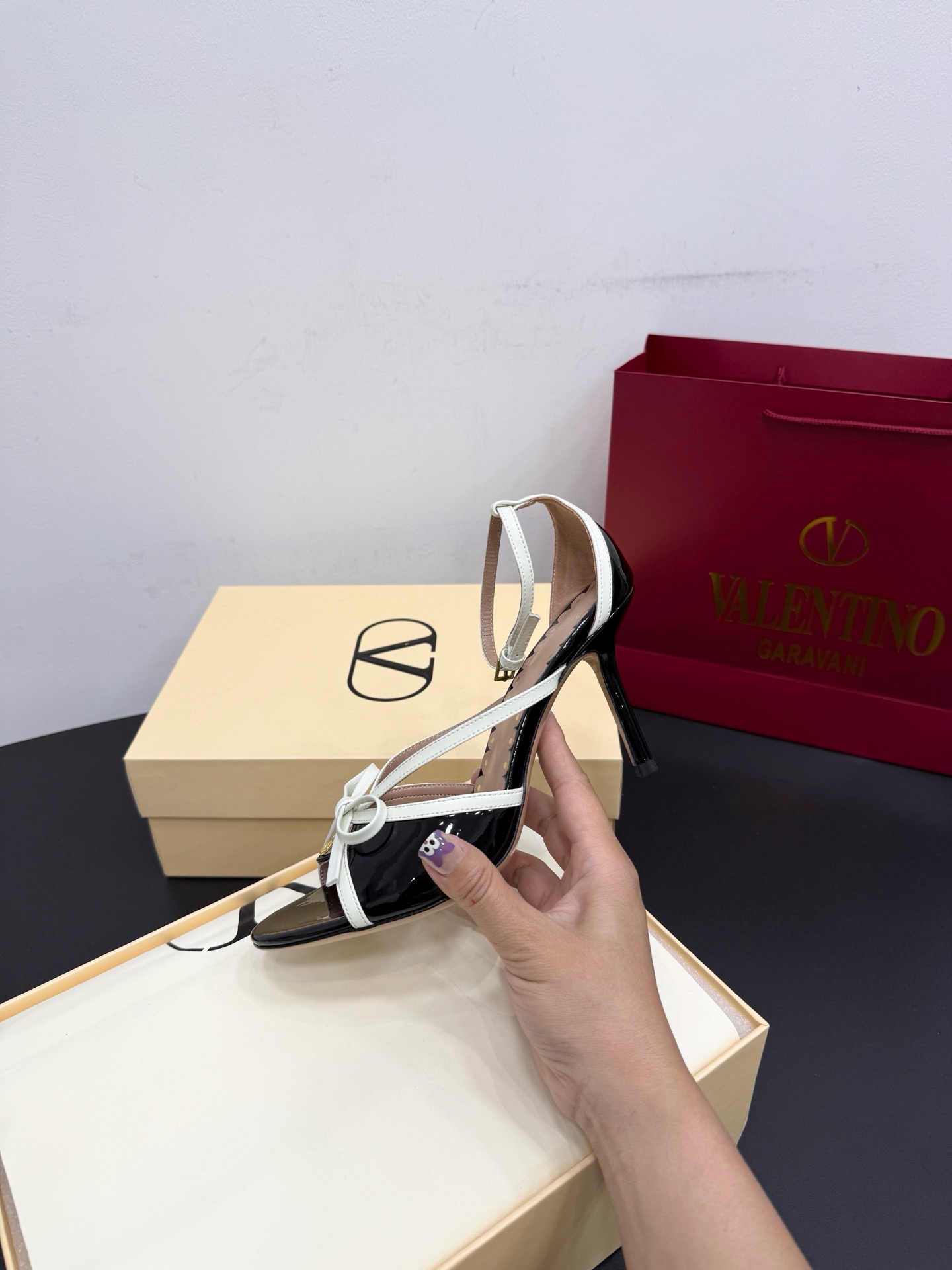 Босоножки женские в стиле Valentino Garavani черно-белого цвета