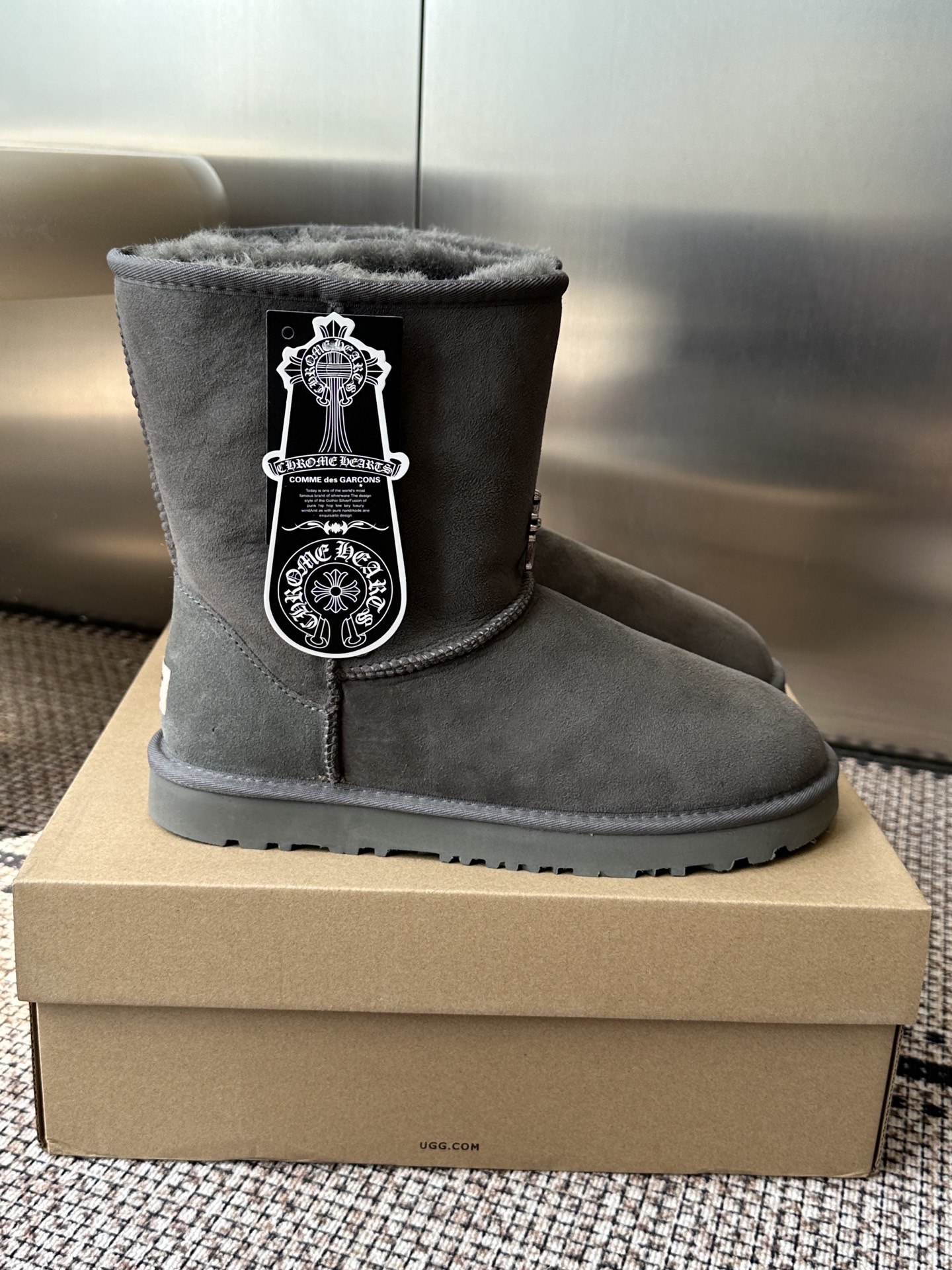Угги женские UGG x Chrome Hearts Classic Short II серого цвета